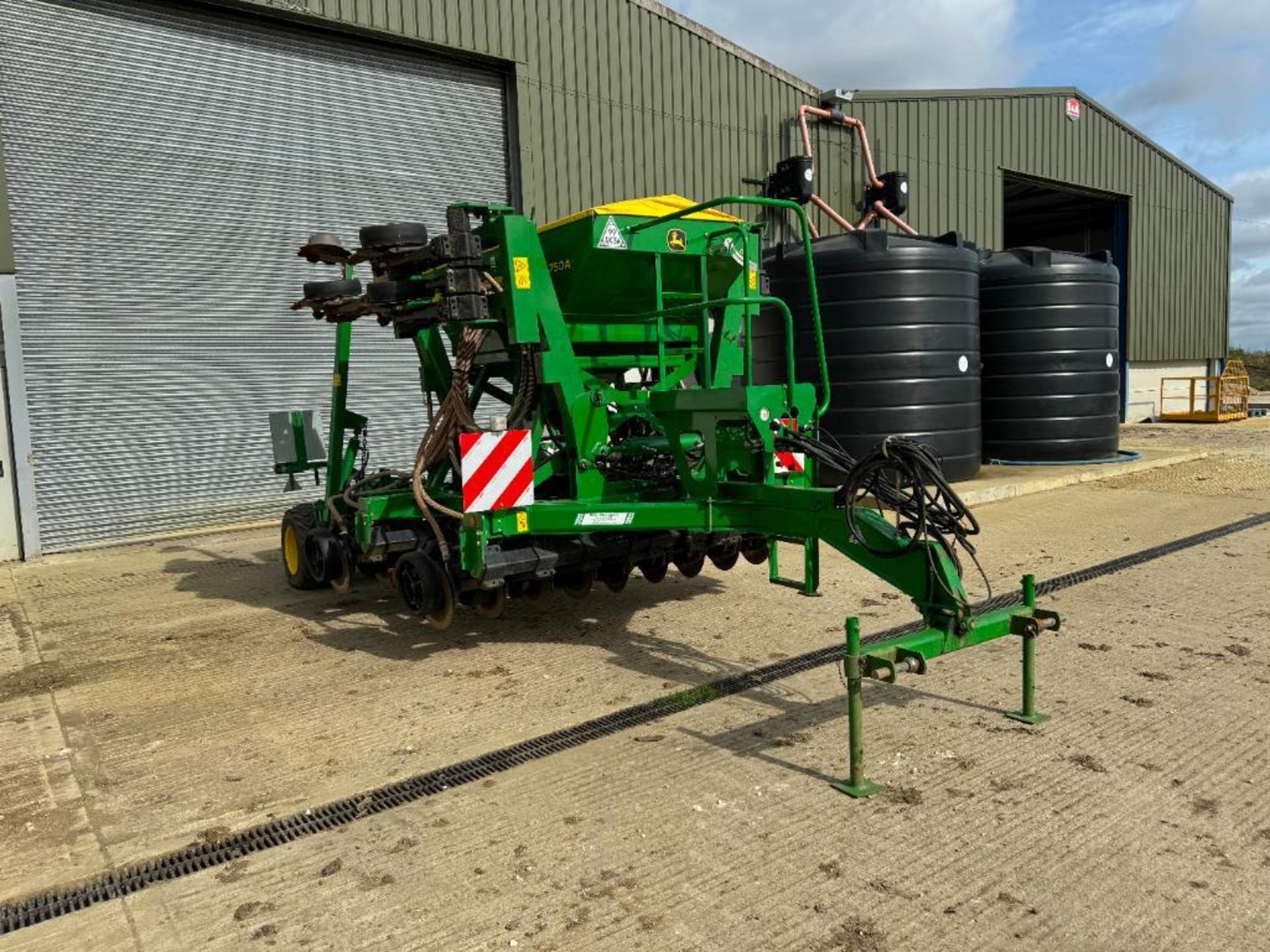 2016 John Deere 750A 4m hydraulic folding trailed direct drill with weighted Gutler wheels, spoked d - Image 2 of 12