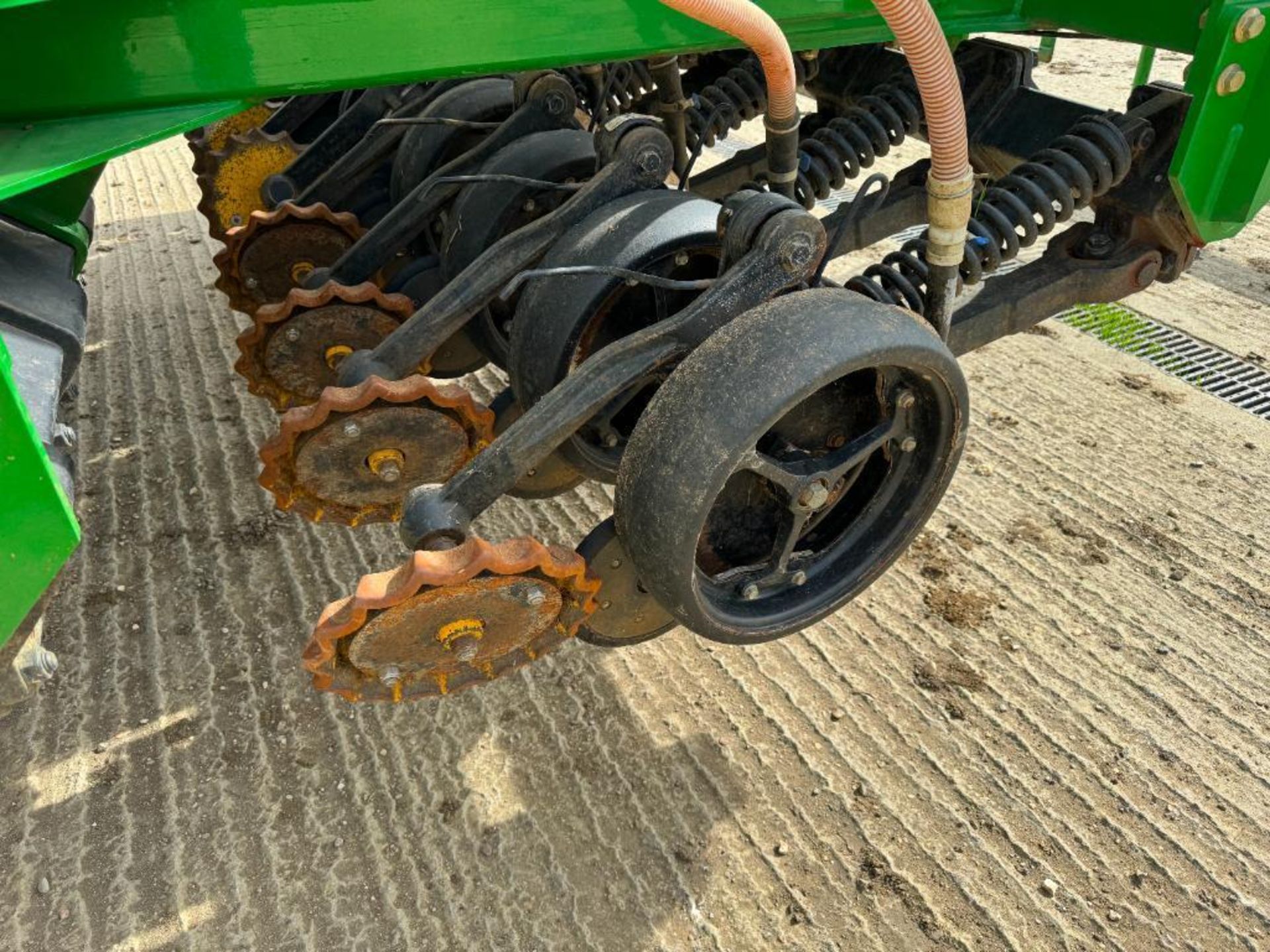 2016 John Deere 750A 4m hydraulic folding trailed direct drill with weighted Gutler wheels, spoked d - Image 3 of 13