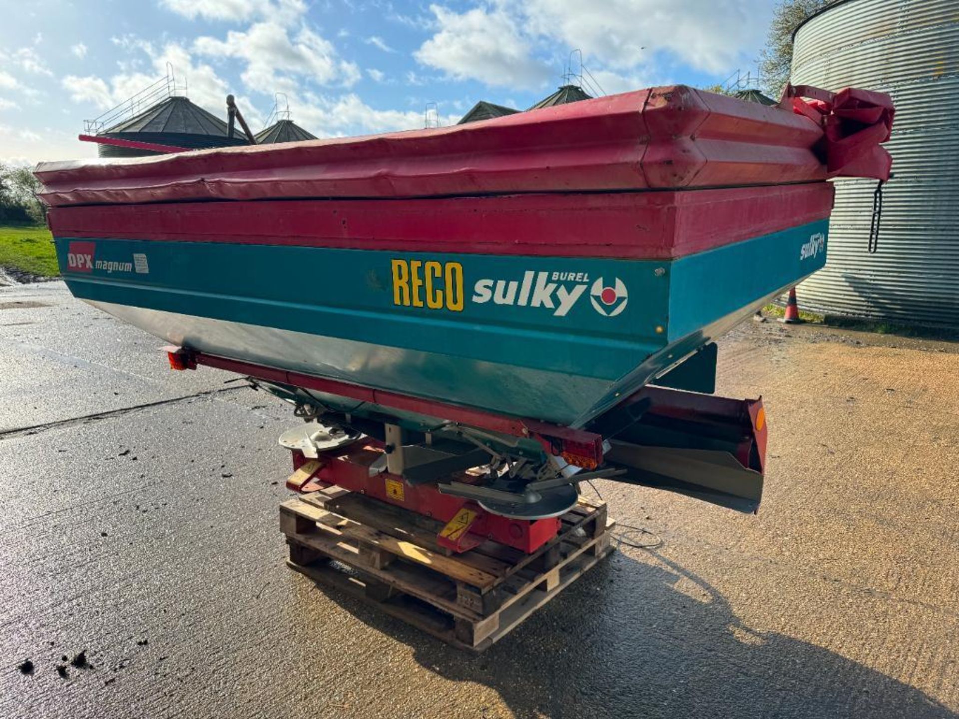 2004 RECO Sulky DPX Magnum 24m twin disc fertiliser spreader. Serial No: 04/MX03 121 NB: Manual in O - Image 4 of 10