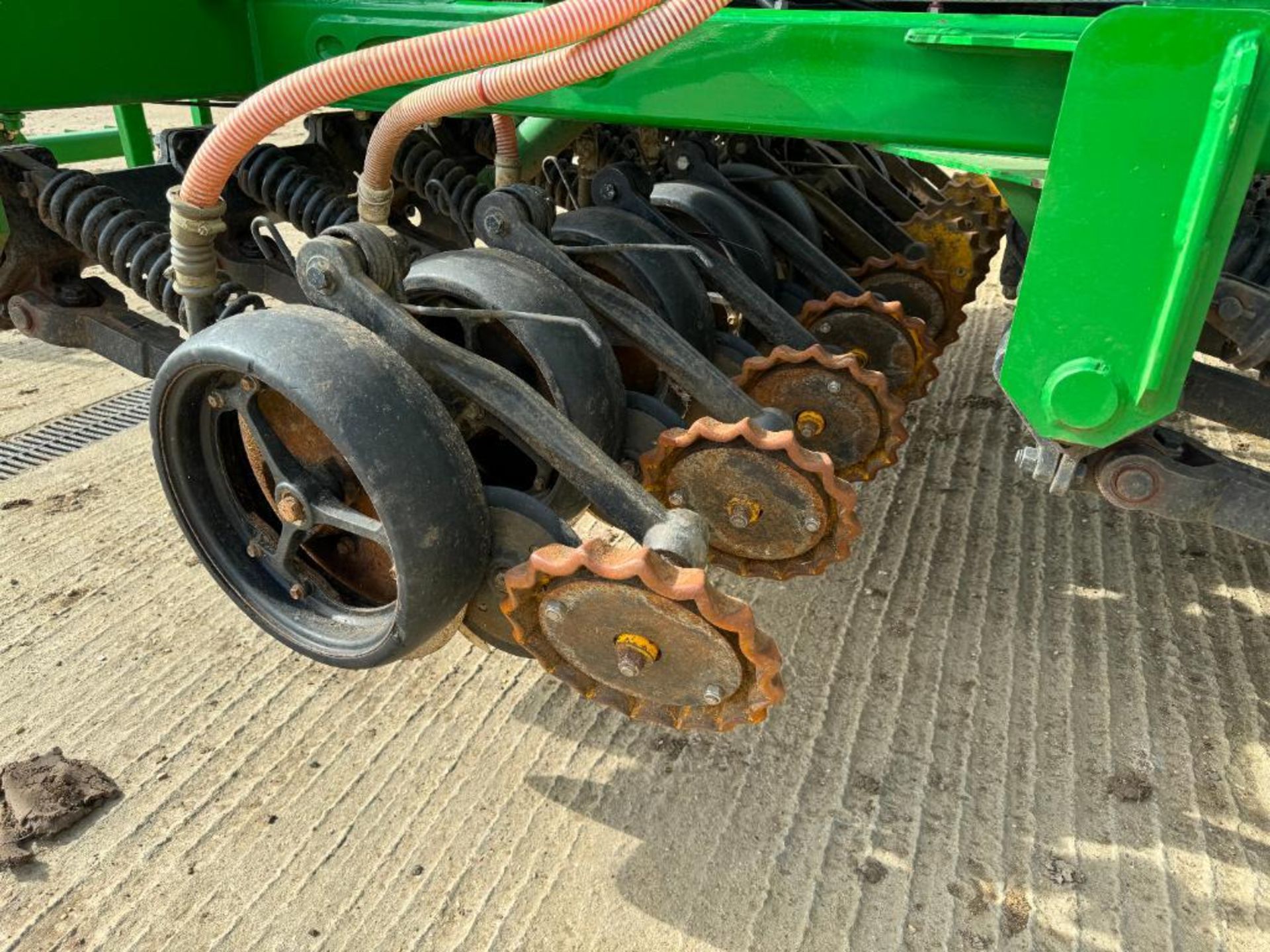 2016 John Deere 750A 4m hydraulic folding trailed direct drill with weighted Gutler wheels, spoked d - Image 9 of 12