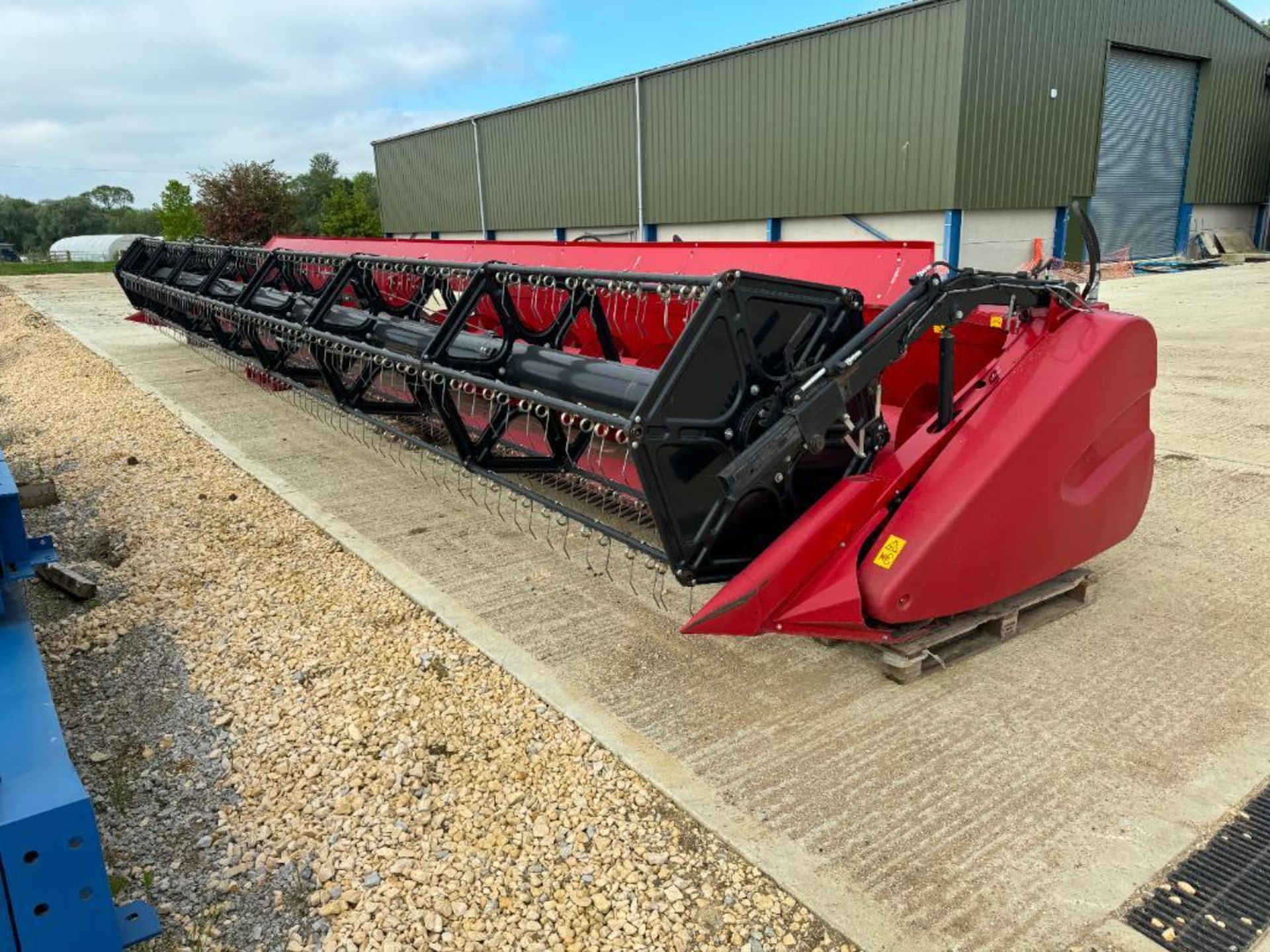 2018 Case 41V 12.5m Varicut header with 2No side knives, lifters. No trolley but will be sold with t - Image 7 of 7