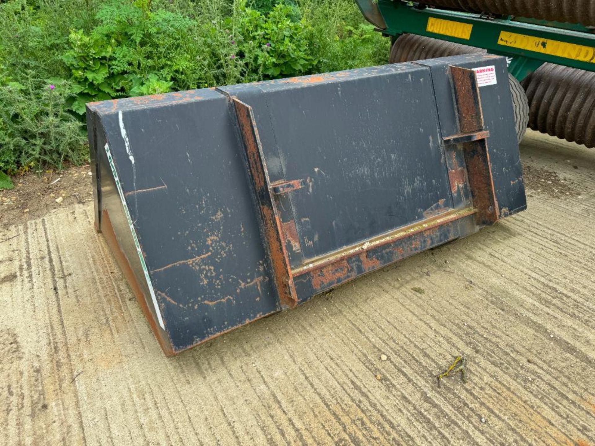 Grain bucket with pin and cone brackets