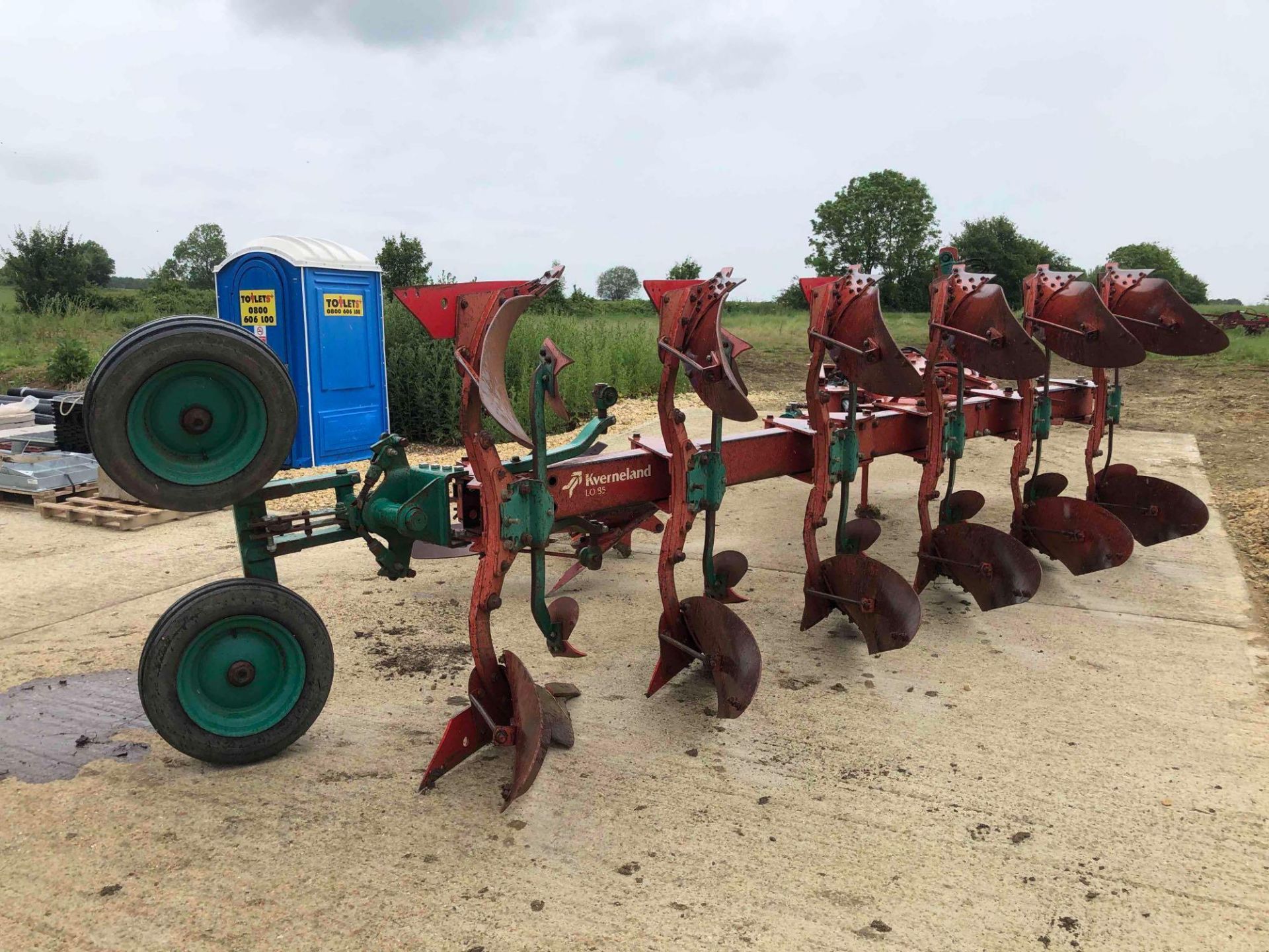 Kverneland LO85 6 furrow reversible on land/in furrow plough with skimmers and hydraulic vari-width, - Image 5 of 5