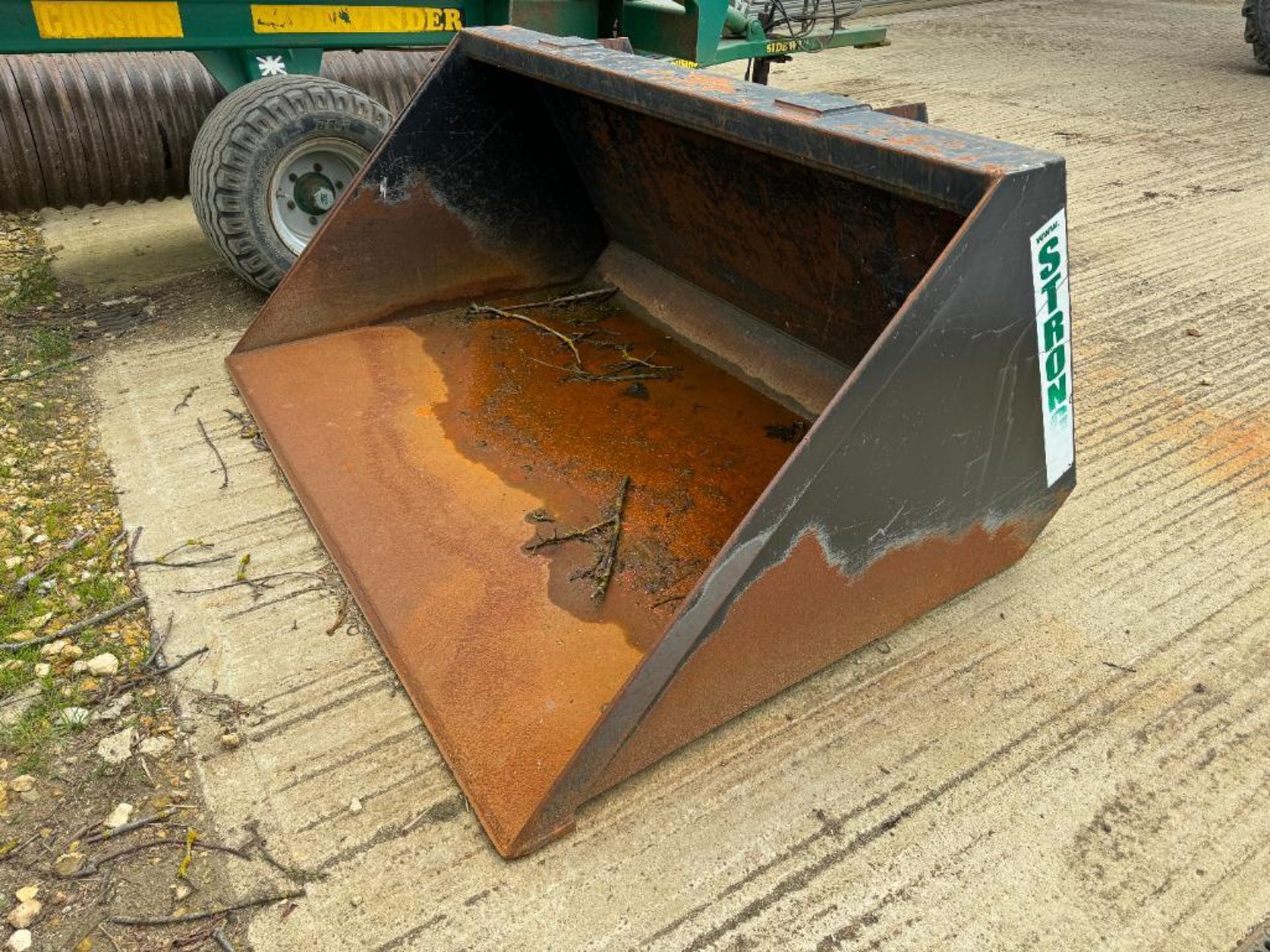 Grain bucket with pin and cone brackets - Image 2 of 2