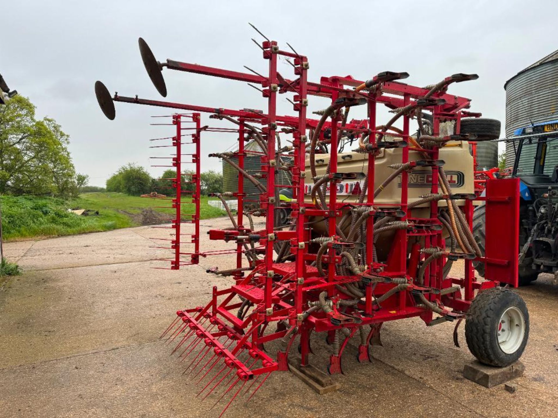 Weaving 6m tine drill hydraulic folding with bout markers and wheel track eradicators - Image 7 of 11