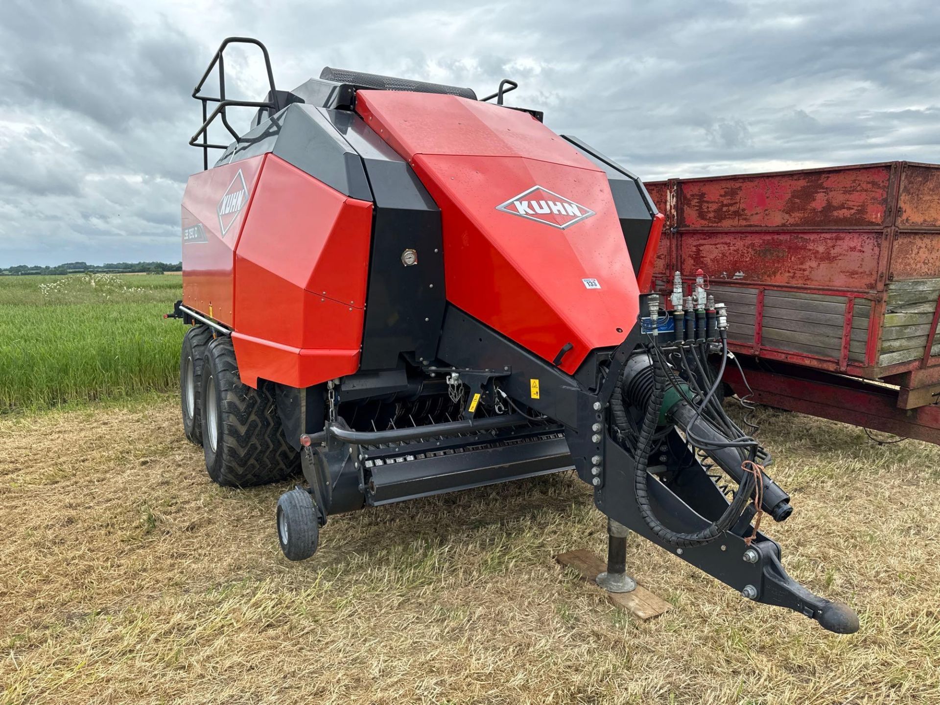 2019 Kuhn LSB1290iD twin axle square baler with Optifeed hardox rotor, slip clutch flywheel, powered - Image 2 of 2