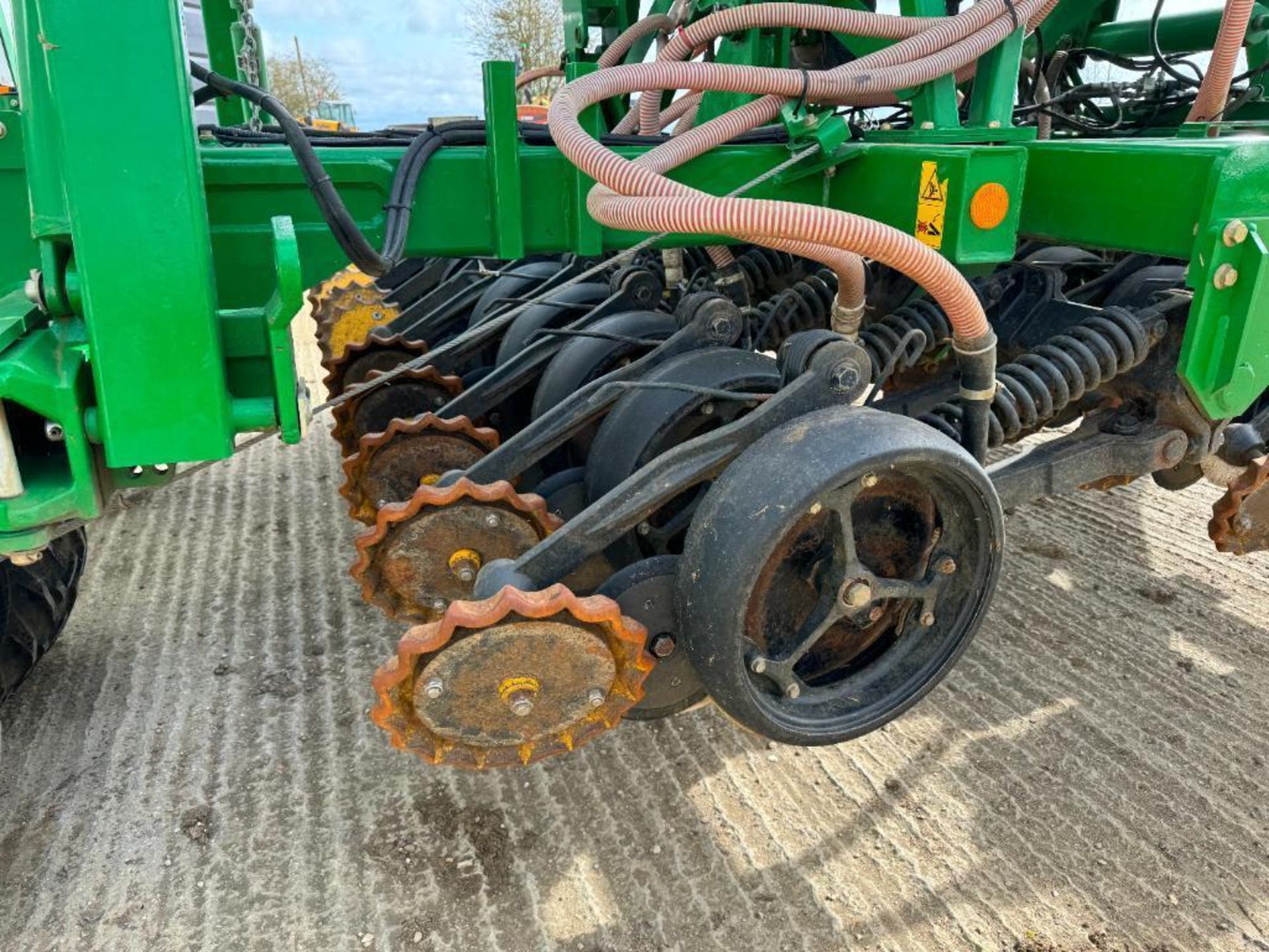 2016 John Deere 750A 4m hydraulic folding trailed direct drill with weighted Gutler wheels, spoked d - Image 5 of 13