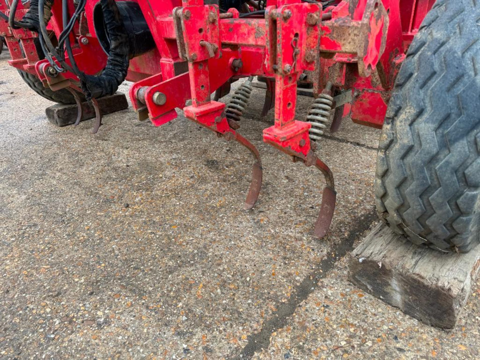Weaving 6m tine drill hydraulic folding with bout markers and wheel track eradicators - Image 2 of 11