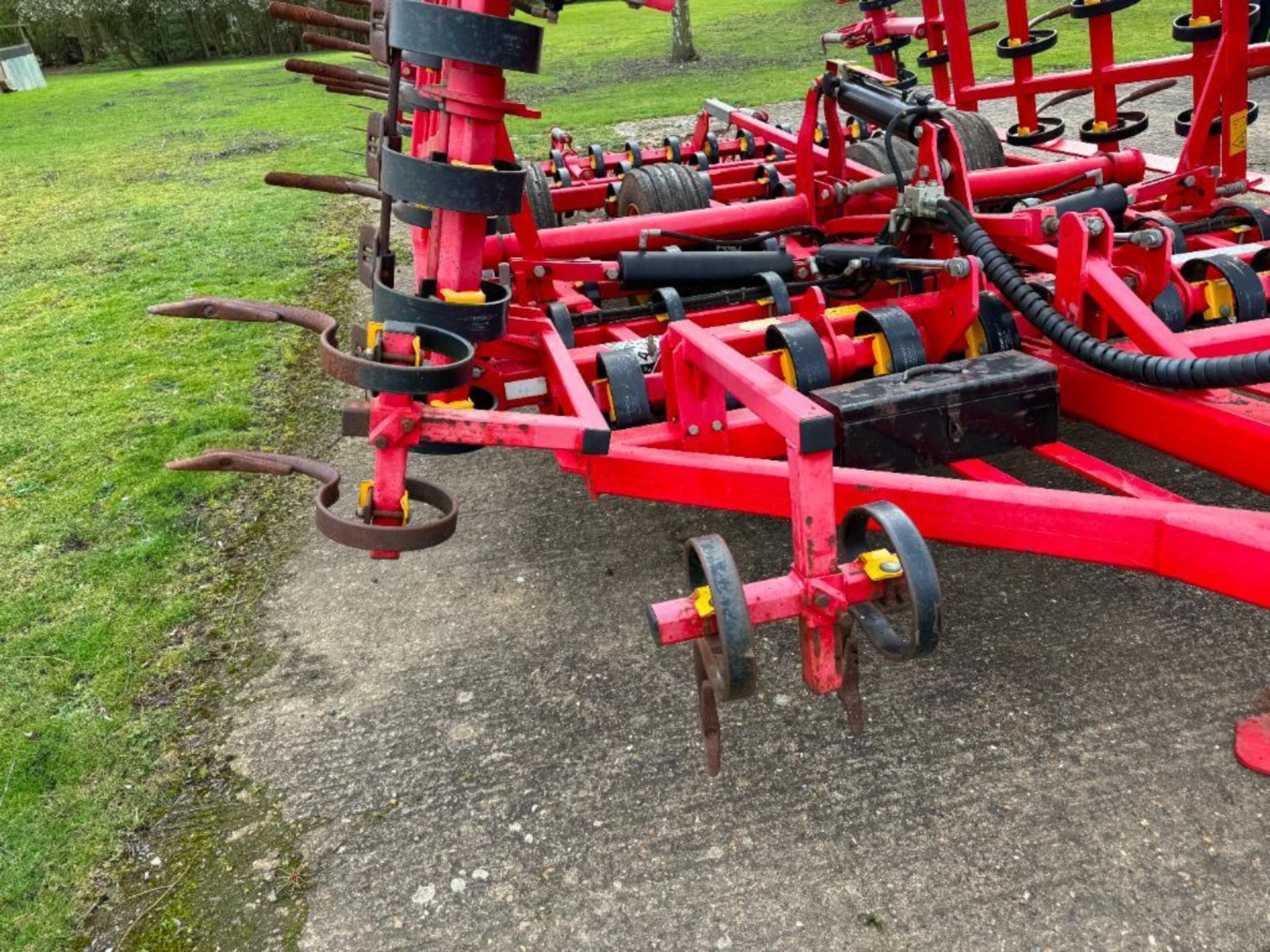 2011 Vaderstad NZ Aggressive NZA800 8m hydraulic folding springtine cultivator with leading paddles, - Image 8 of 9