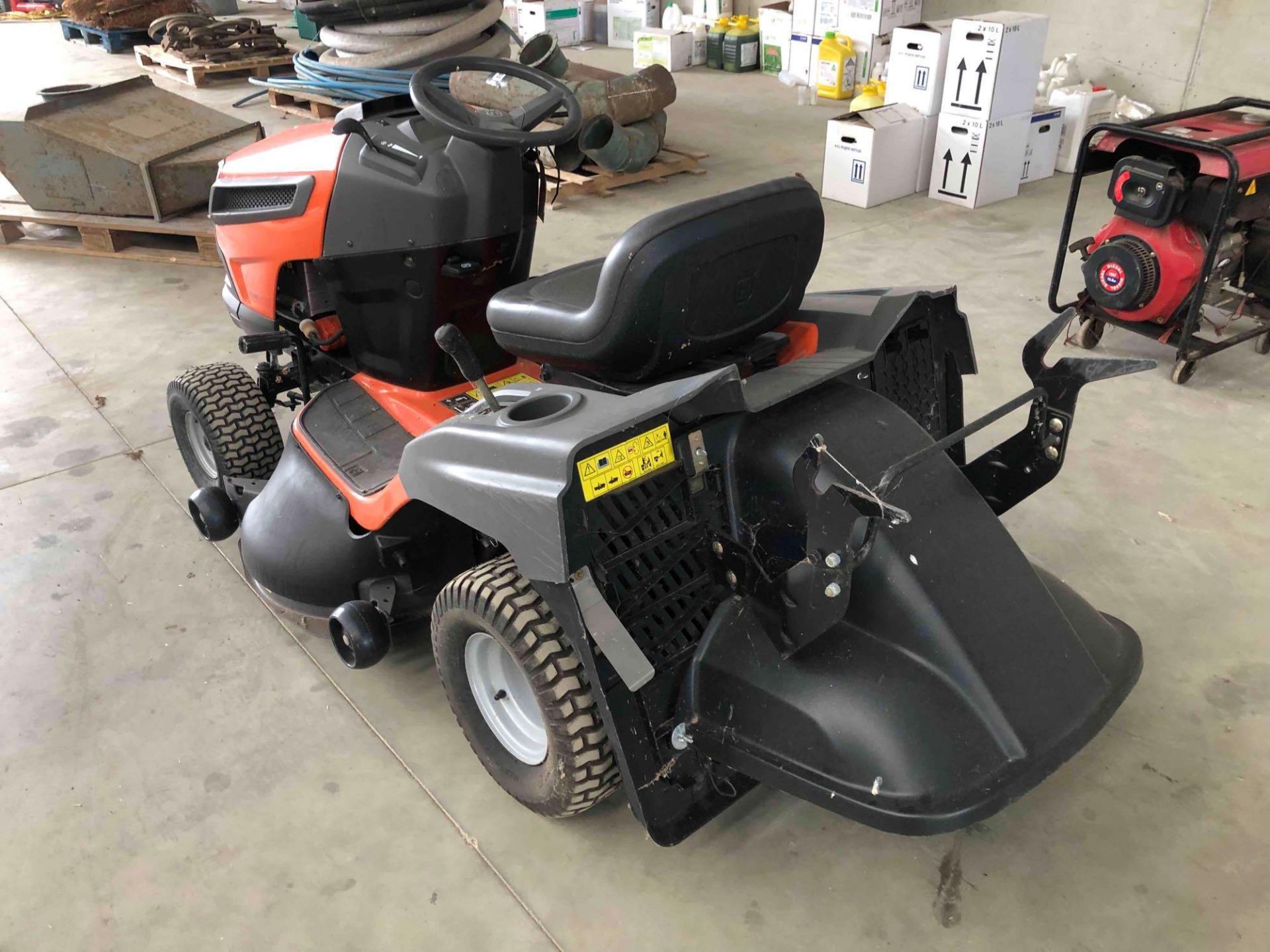 2014 Husqvarna TC142 ride on mower. Serial No: D002001 - Image 3 of 4