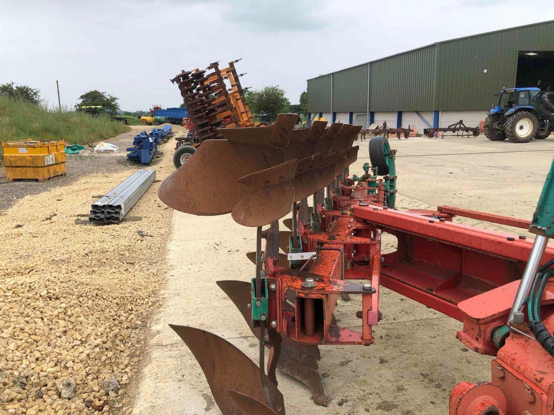 Kverneland LO85 6 furrow reversible on land/in furrow plough with skimmers and hydraulic vari-width, - Image 3 of 5