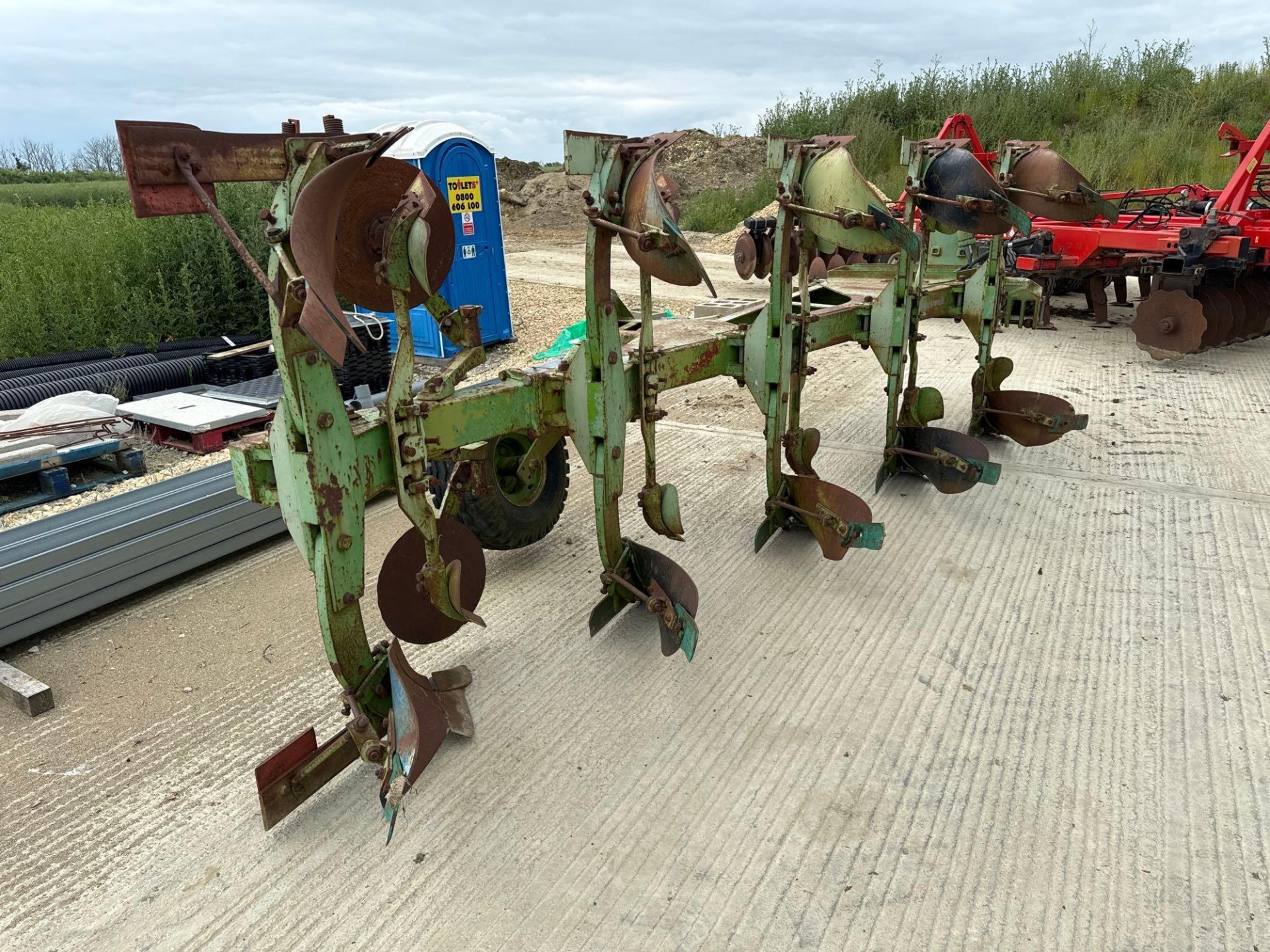 1993 Dowdeswell DP120S 5 furrow (4+1) reversible plough with rear discs and hydraulic vari-width. Se - Image 3 of 3