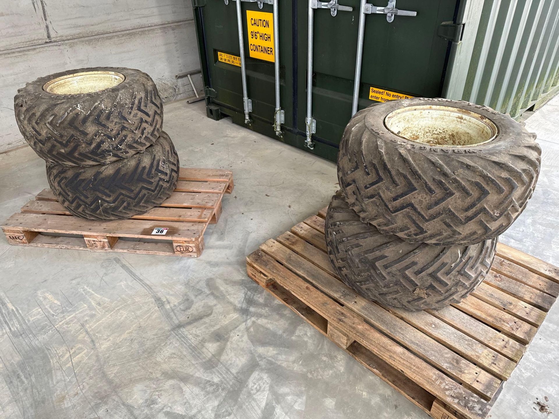 Set Goodyear 31x1550-15LT wheels and tyres