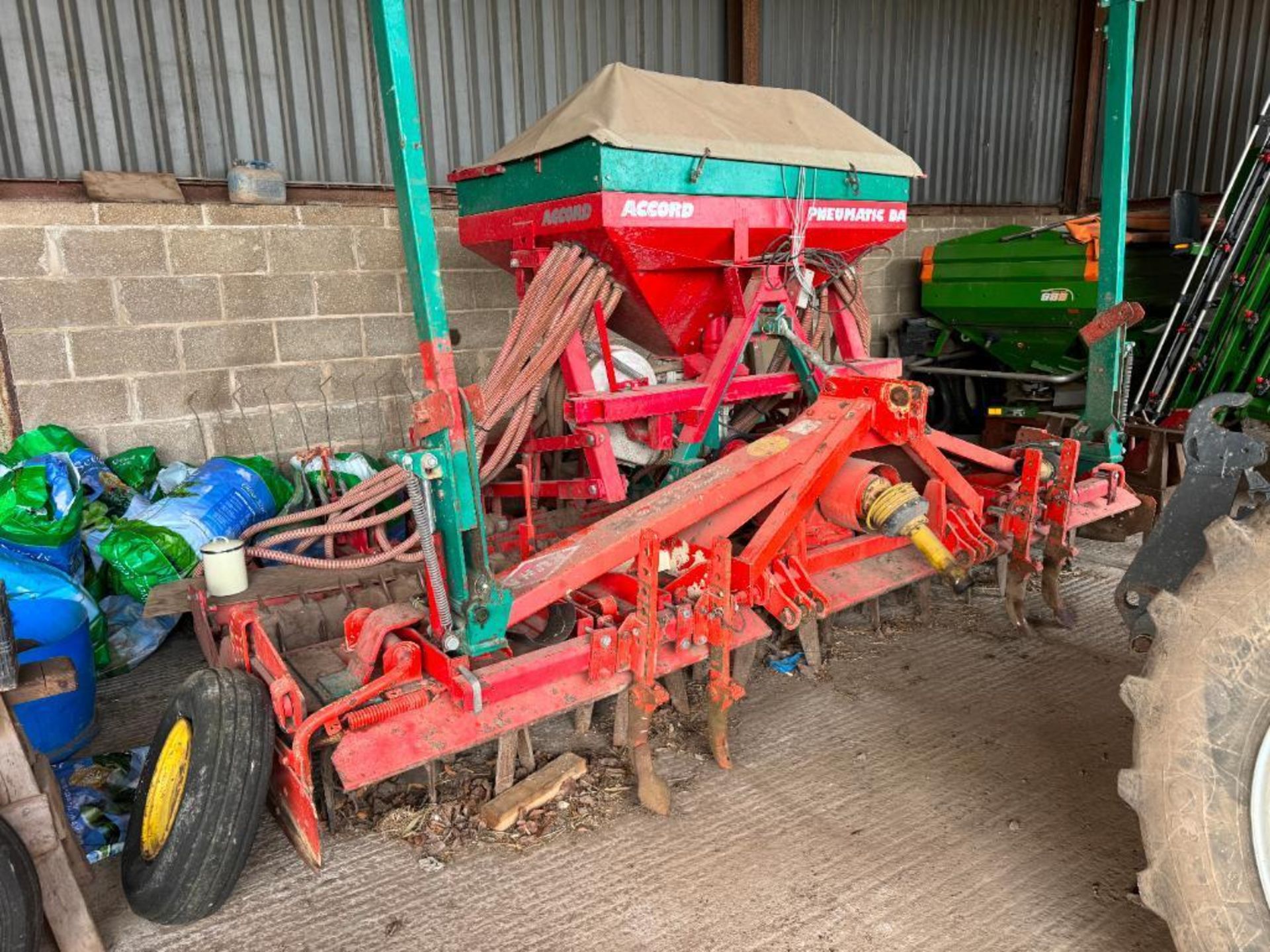 Accord Pneumatic DA 4m combi drill with Kuhn HR4002 power harrow and rear tooth packer with wheel tr - Image 4 of 7