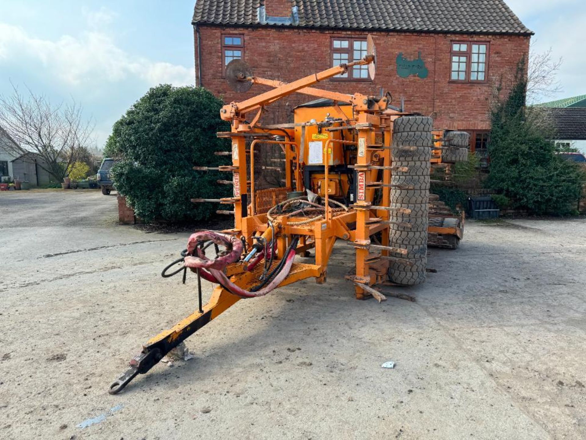 1996 Simba Freeflow 4m hydraulic folding drill with bout markers, front tyre packer and leading tine - Image 14 of 16