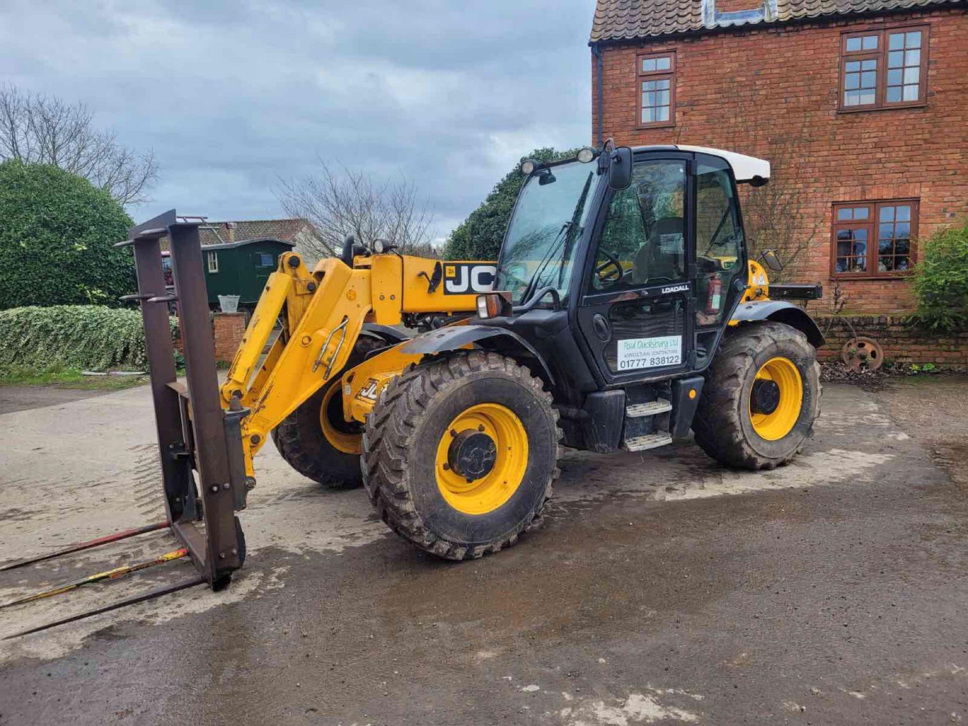 2010 JCB 531-70 Agri-Super Loadall with pin and cone headstock, pallet tines, PUH on 460/70R24 wheel