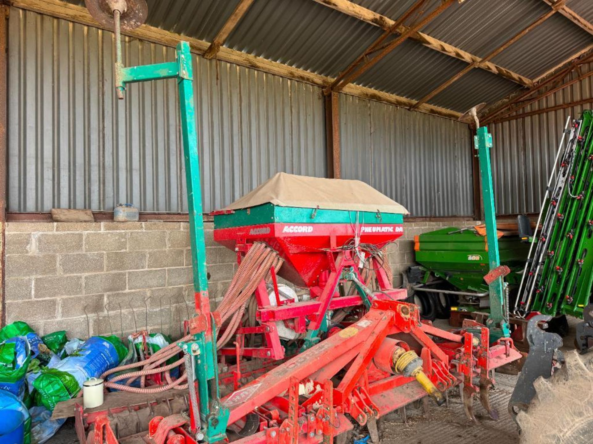 Accord Pneumatic DA 4m combi drill with Kuhn HR4002 power harrow and rear tooth packer with wheel tr - Image 3 of 7