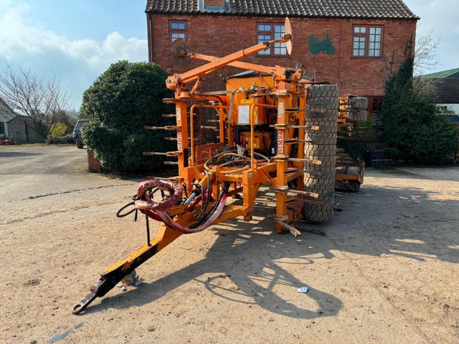 1996 Simba Freeflow 4m hydraulic folding drill with bout markers, front tyre packer and leading tine - Image 2 of 16