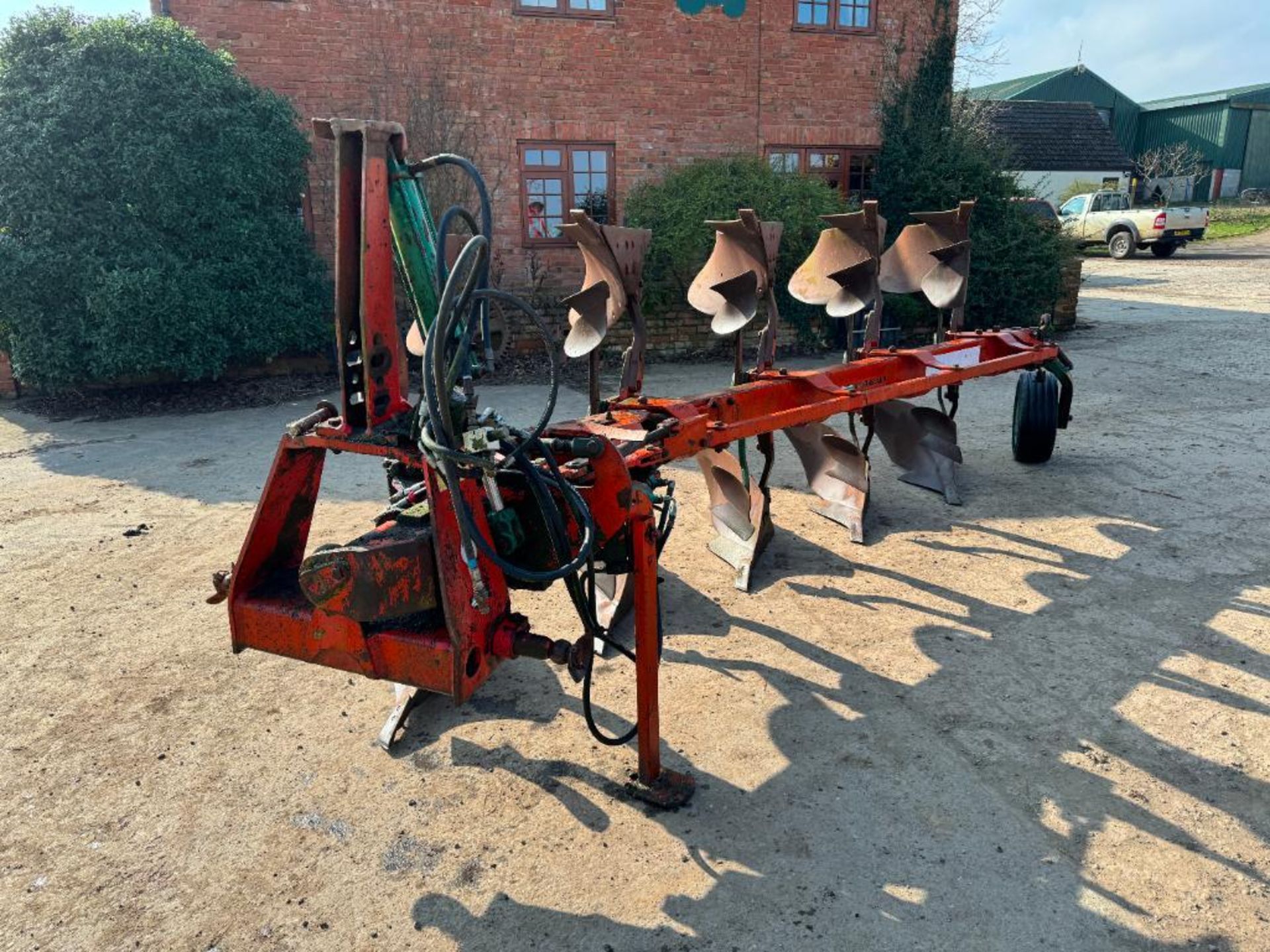 Kverneland LB8 5f reversible plough with hydraulic vari-width, with skimmers, linkage mounted. Seria