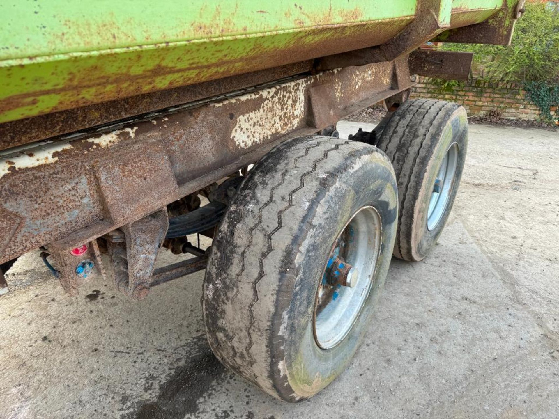 1993 Richard Weston 12t twin axle grain trailer with sprung drawbar, air brakes, hydraulic tailgate, - Image 7 of 17