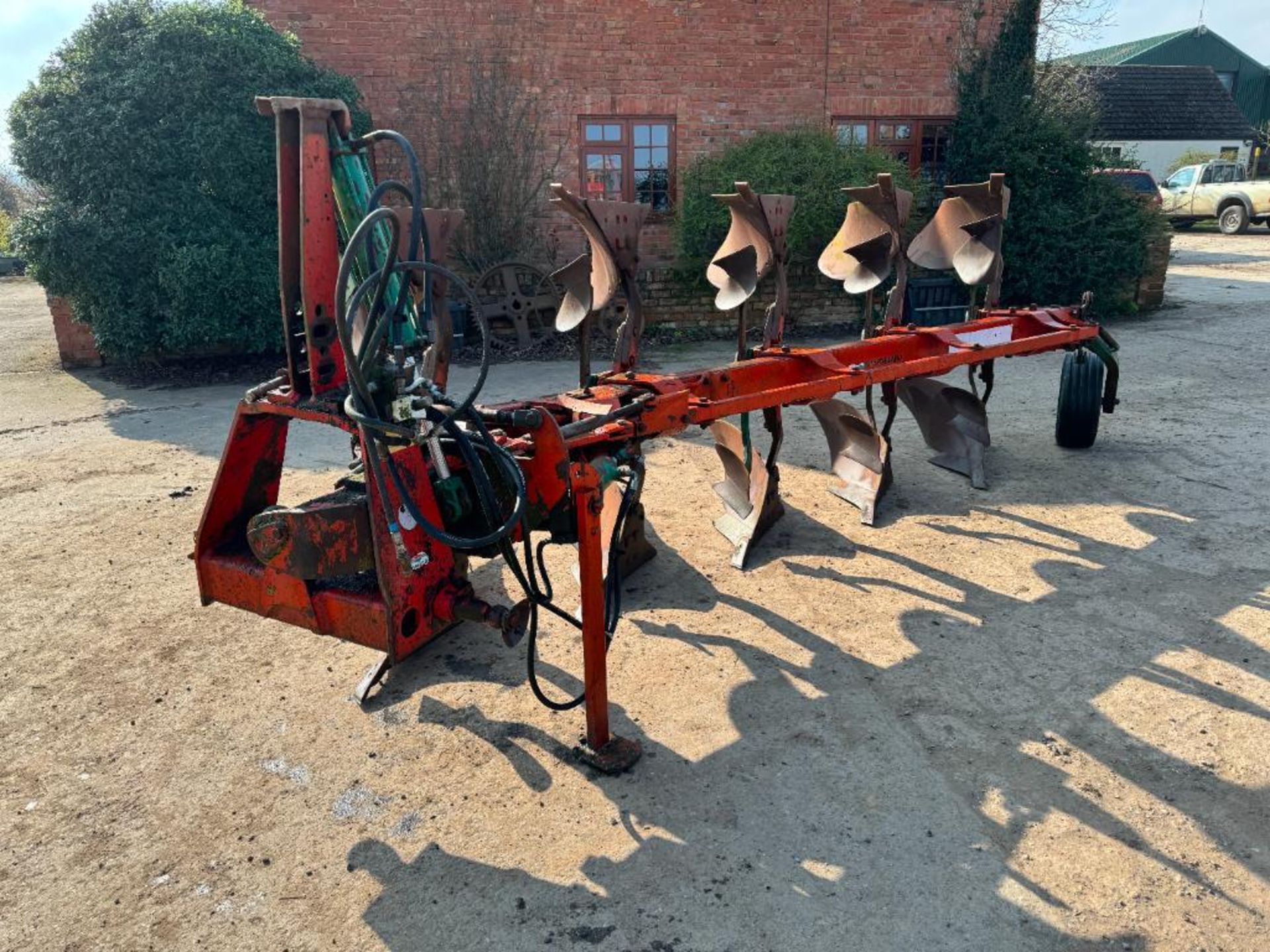 Kverneland LB8 5f reversible plough with hydraulic vari-width, with skimmers, linkage mounted. Seria - Bild 2 aus 14