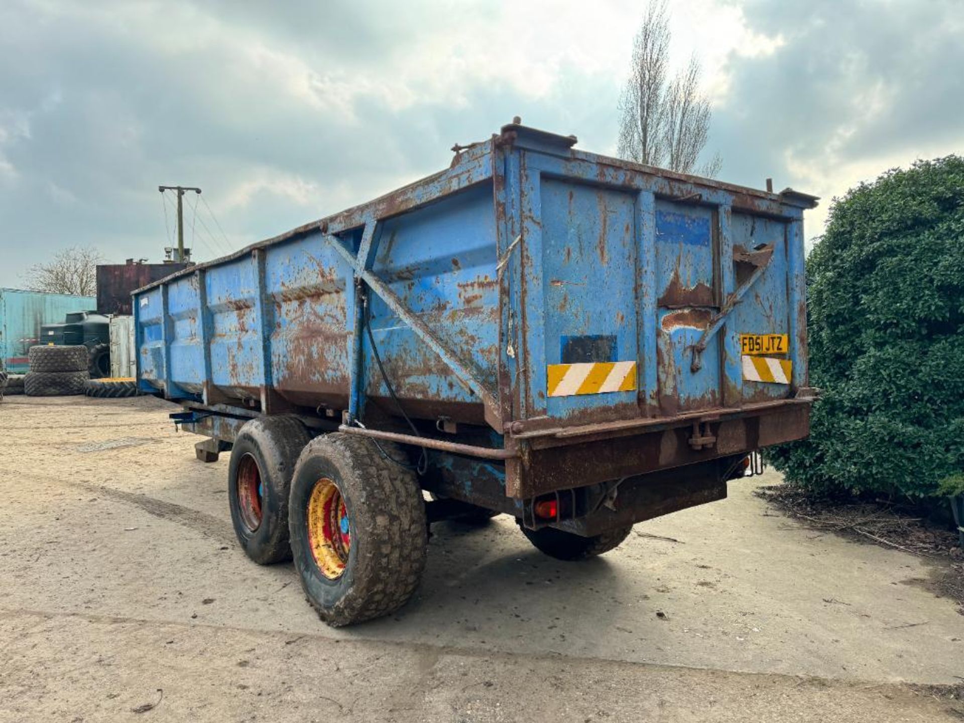 Twin axle 14t root trailer with sprung drawbar, hydraulic tailgate and grain chute on 425/65R22.5 wh - Image 8 of 17