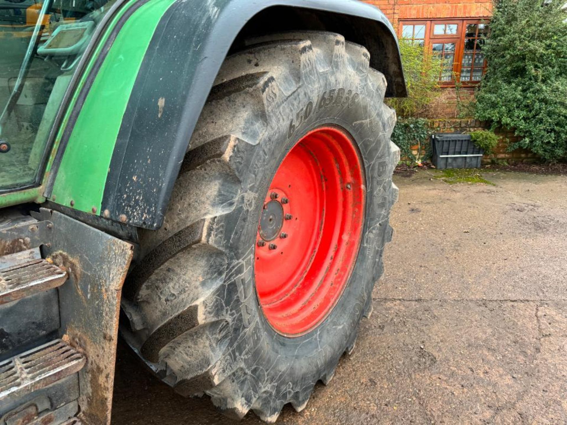 2001 Fendt 716 Vario 50kph 4wd tractor with 4 electric spools, air brakes and front linkage on BKT 5 - Image 8 of 22
