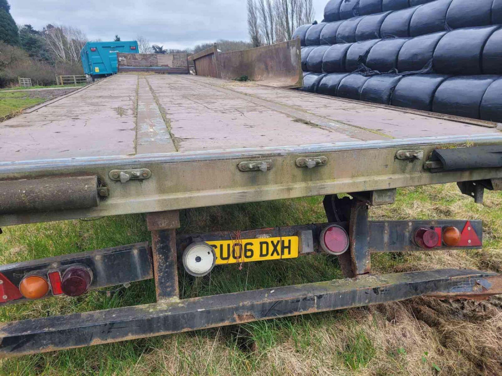 Twin axle 45ft flat bed bale trailer with air brakes on 385/65R22.5 wheels and tyres with dolly - Image 9 of 16