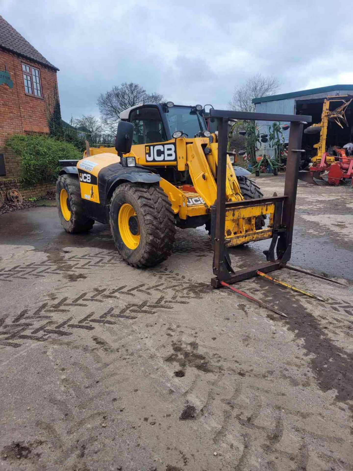 2010 JCB 531-70 Agri-Super Loadall with pin and cone headstock, pallet tines, PUH on 460/70R24 wheel - Image 2 of 13