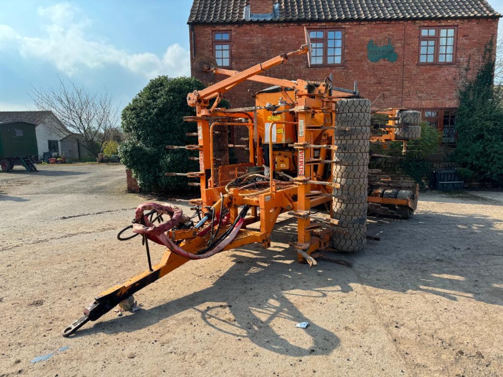 1996 Simba Freeflow 4m hydraulic folding drill with bout markers, front tyre packer and leading tine - Image 3 of 16