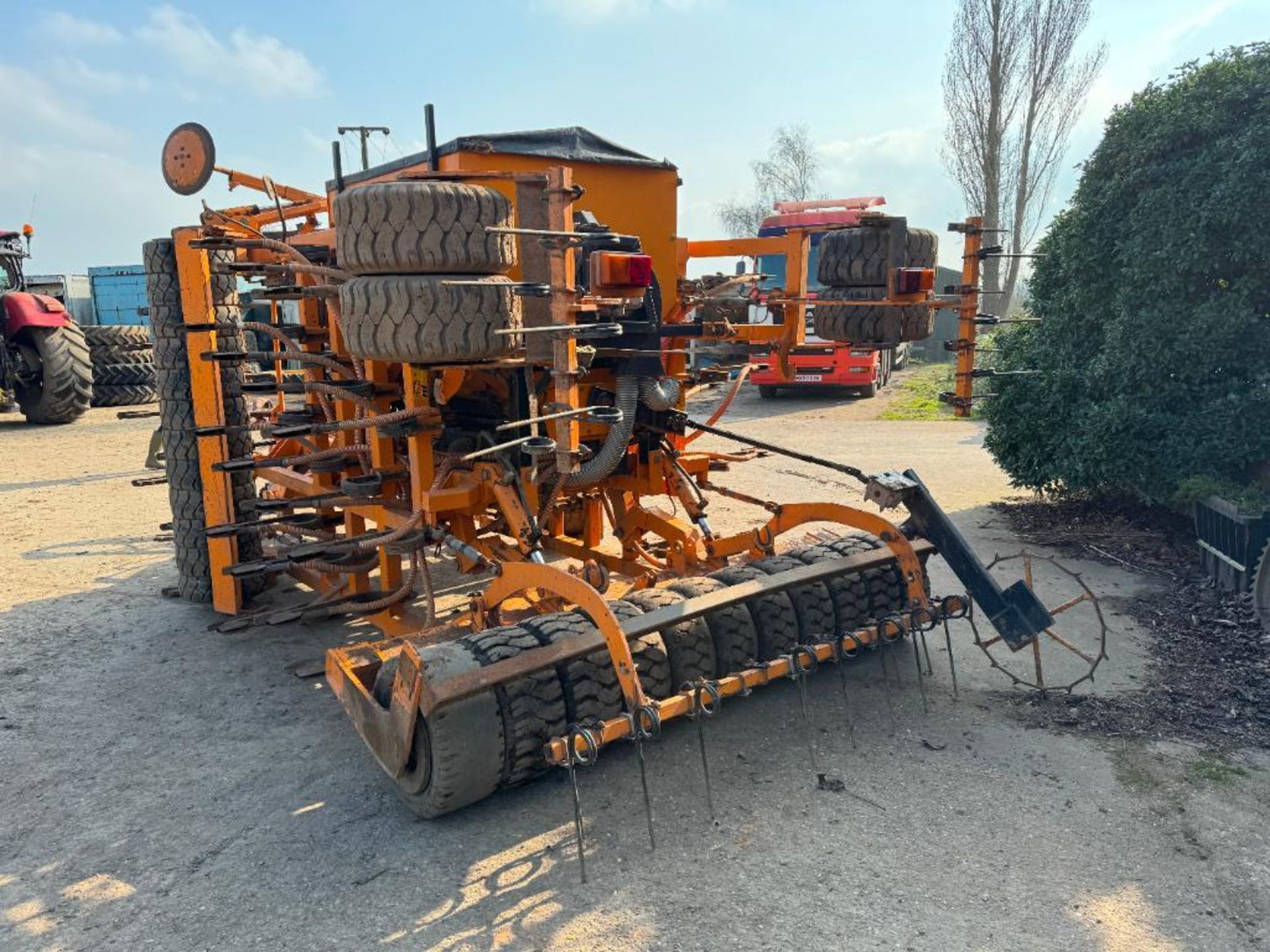 1996 Simba Freeflow 4m hydraulic folding drill with bout markers, front tyre packer and leading tine - Image 11 of 16