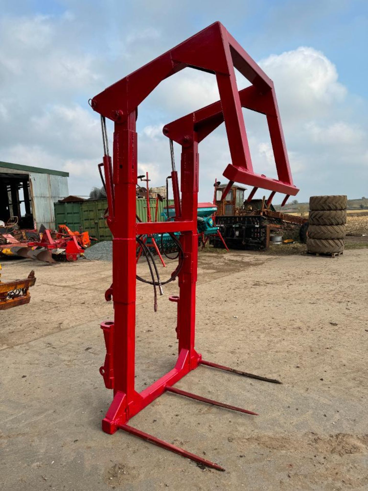 Hydraulic 4 bale grab with pin and cone attachments - Image 8 of 9