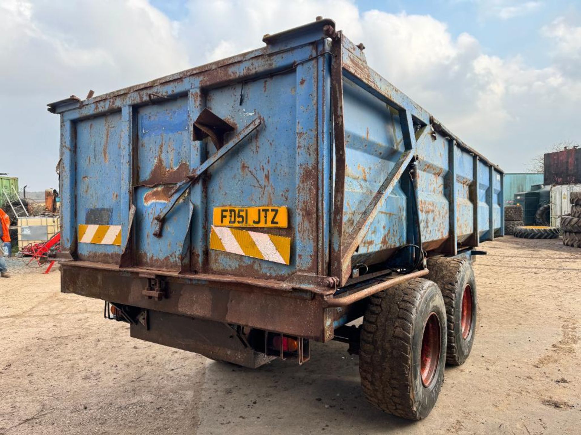 Twin axle 14t root trailer with sprung drawbar, hydraulic tailgate and grain chute on 425/65R22.5 wh - Image 10 of 17