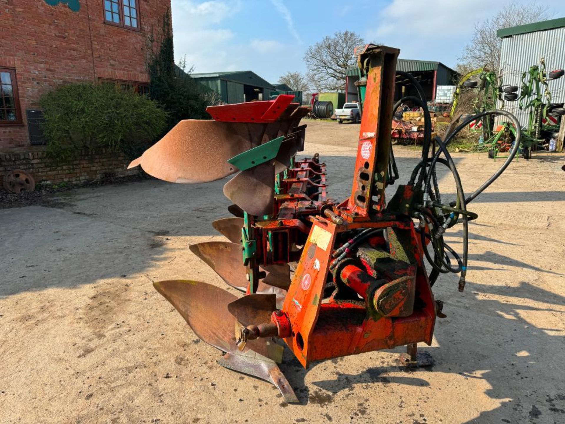 Kverneland LB8 5f reversible plough with hydraulic vari-width, with skimmers, linkage mounted. Seria - Bild 3 aus 14