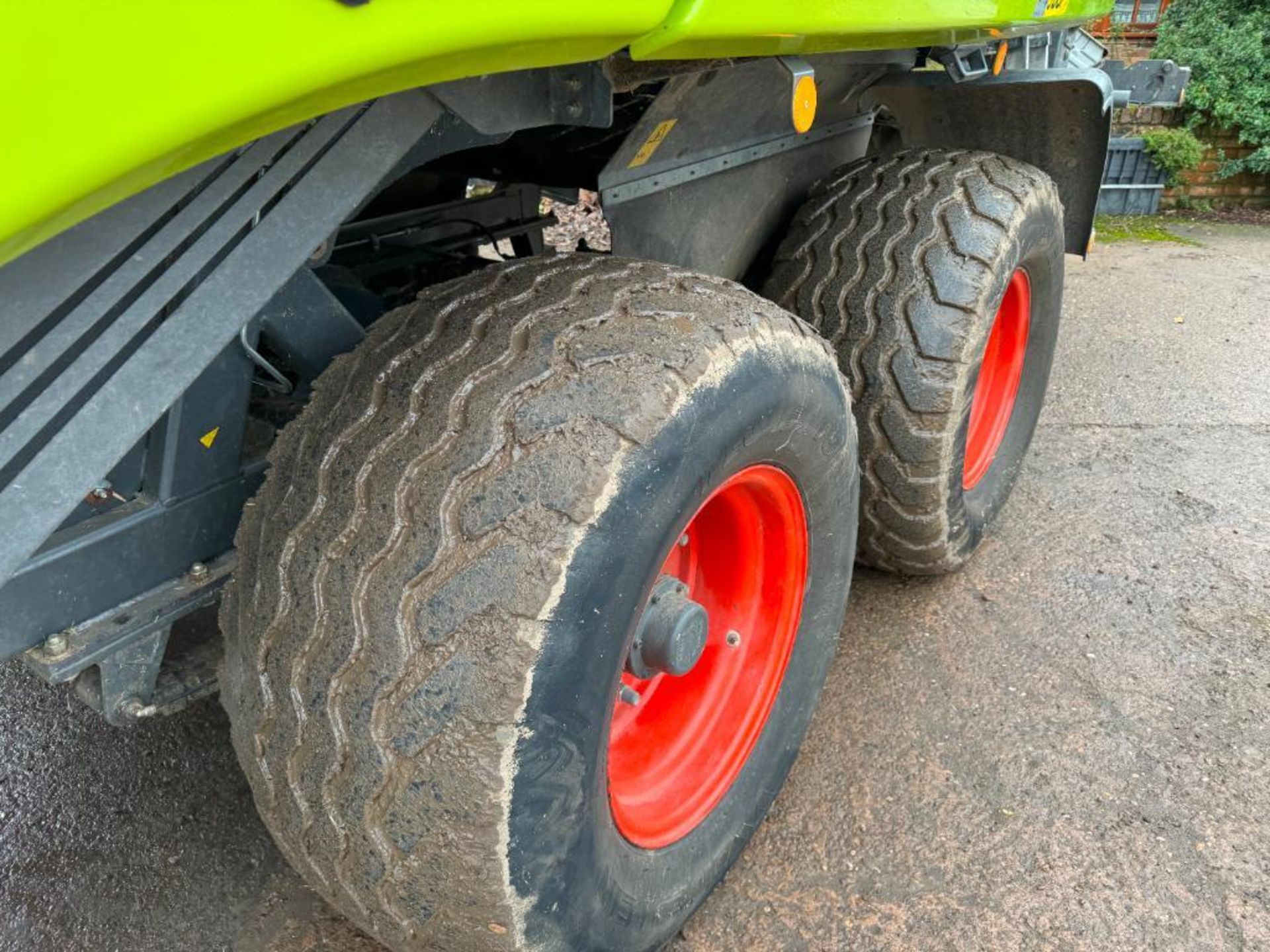 2017 Claas 5300RC Quadrant 6 string twin axle baler and Claas communicator with 120x90 chamber, bale - Image 6 of 33