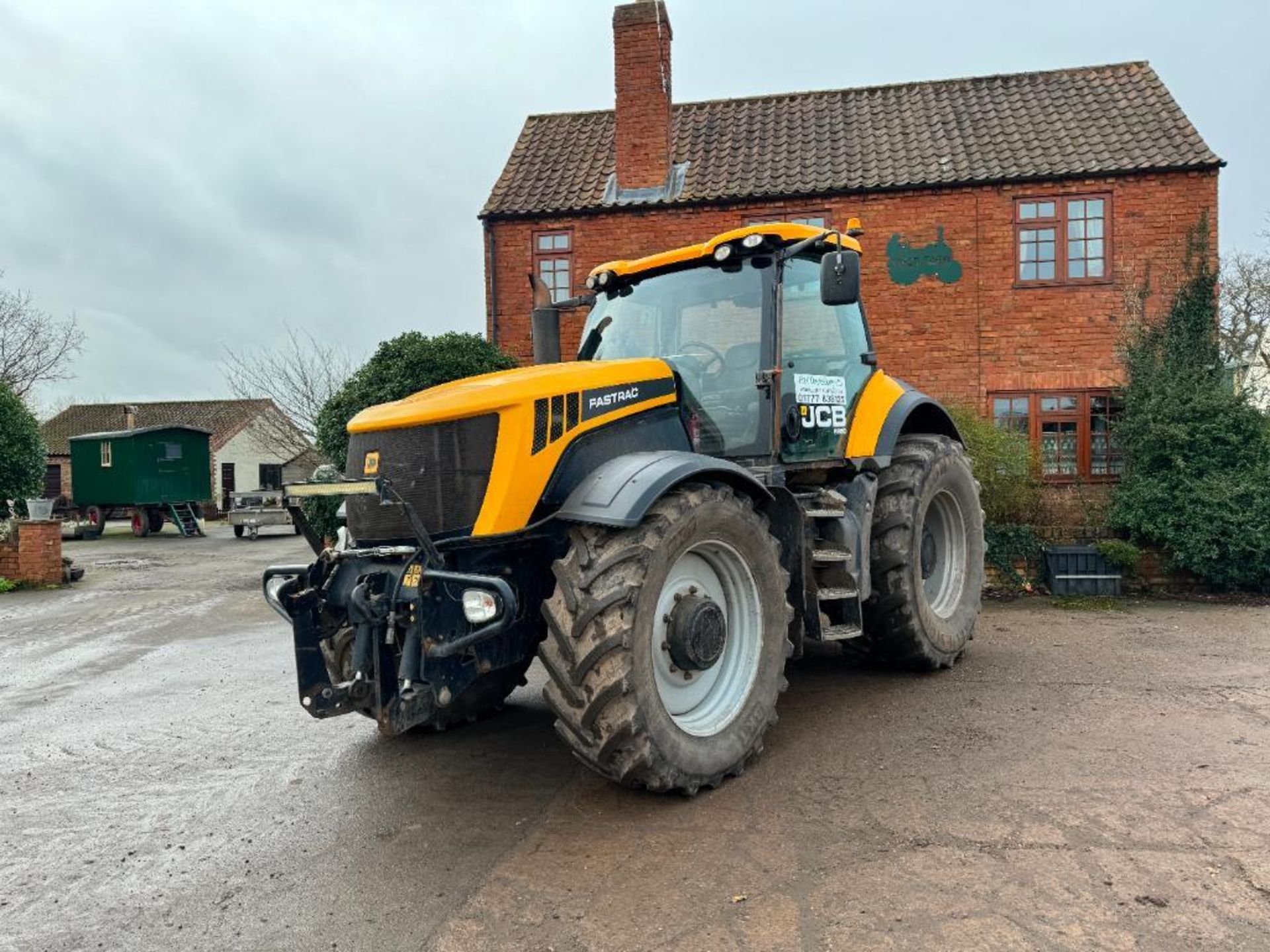 2010 JCB Fastrac 8250 Vario 4wd 65kph tractor with 4 electric spools, air brakes and front linkage o - Image 27 of 28