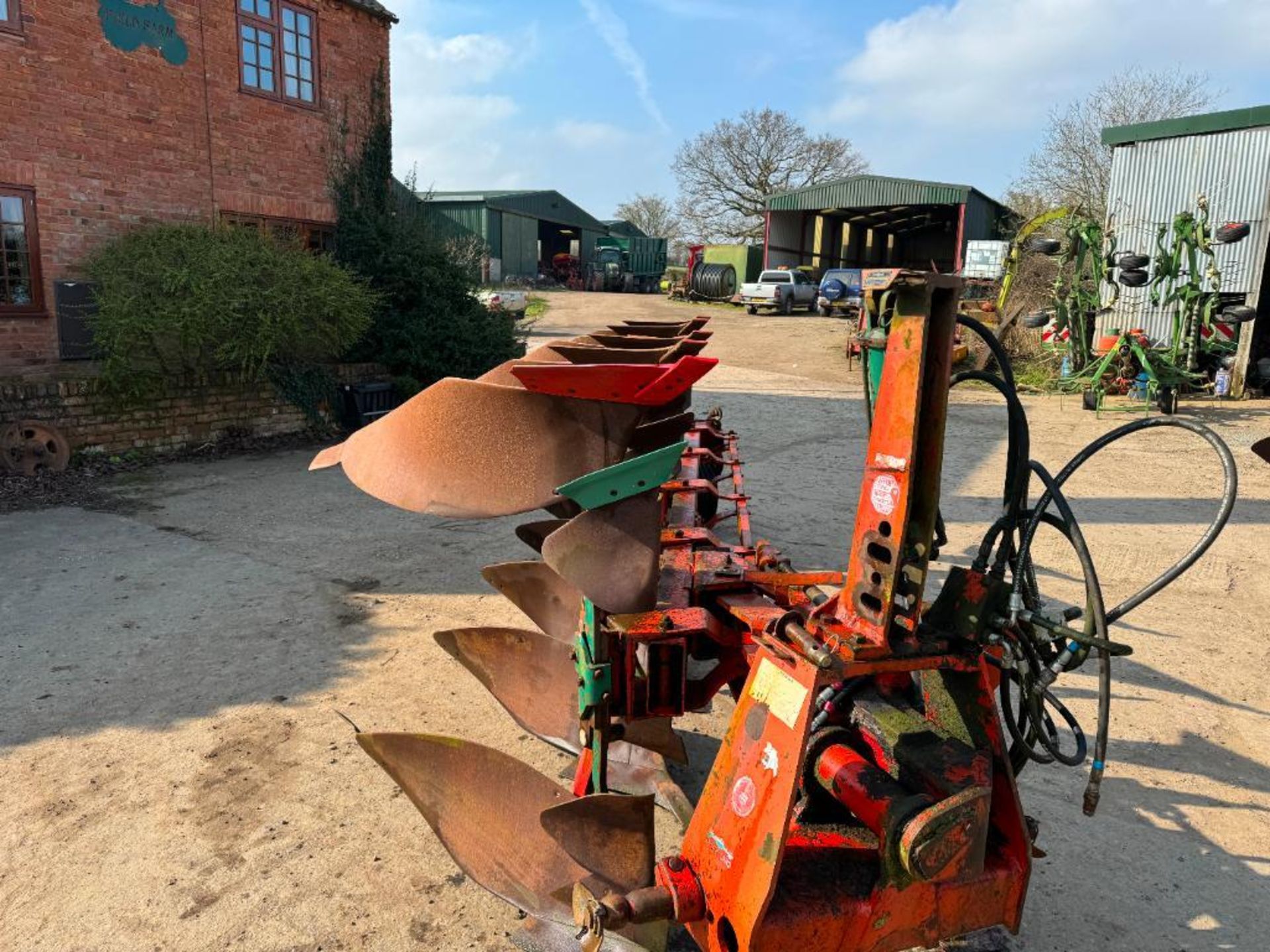 Kverneland LB8 5f reversible plough with hydraulic vari-width, with skimmers, linkage mounted. Seria - Bild 4 aus 14