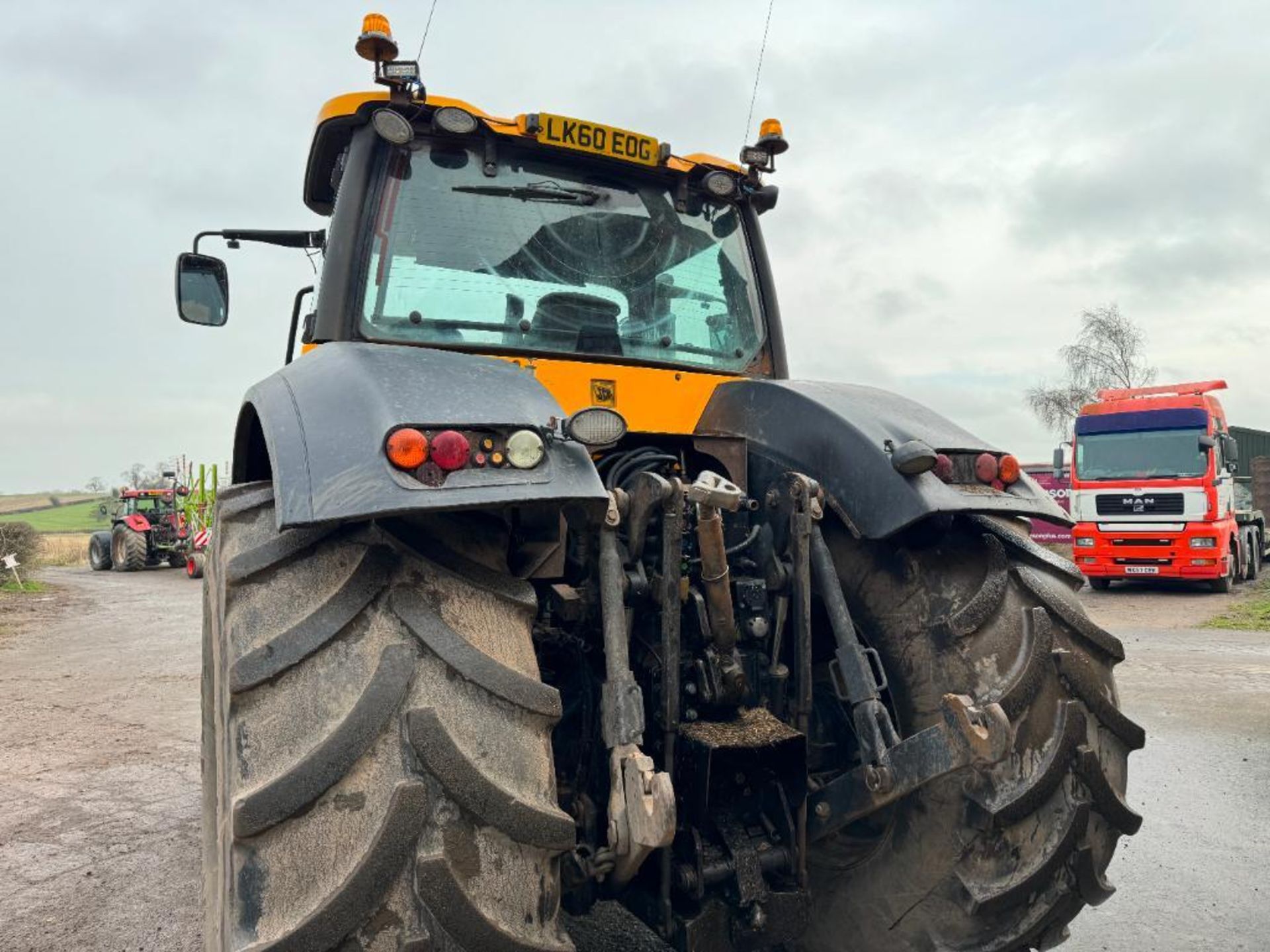 2010 JCB Fastrac 8250 Vario 4wd 65kph tractor with 4 electric spools, air brakes and front linkage o - Image 19 of 28