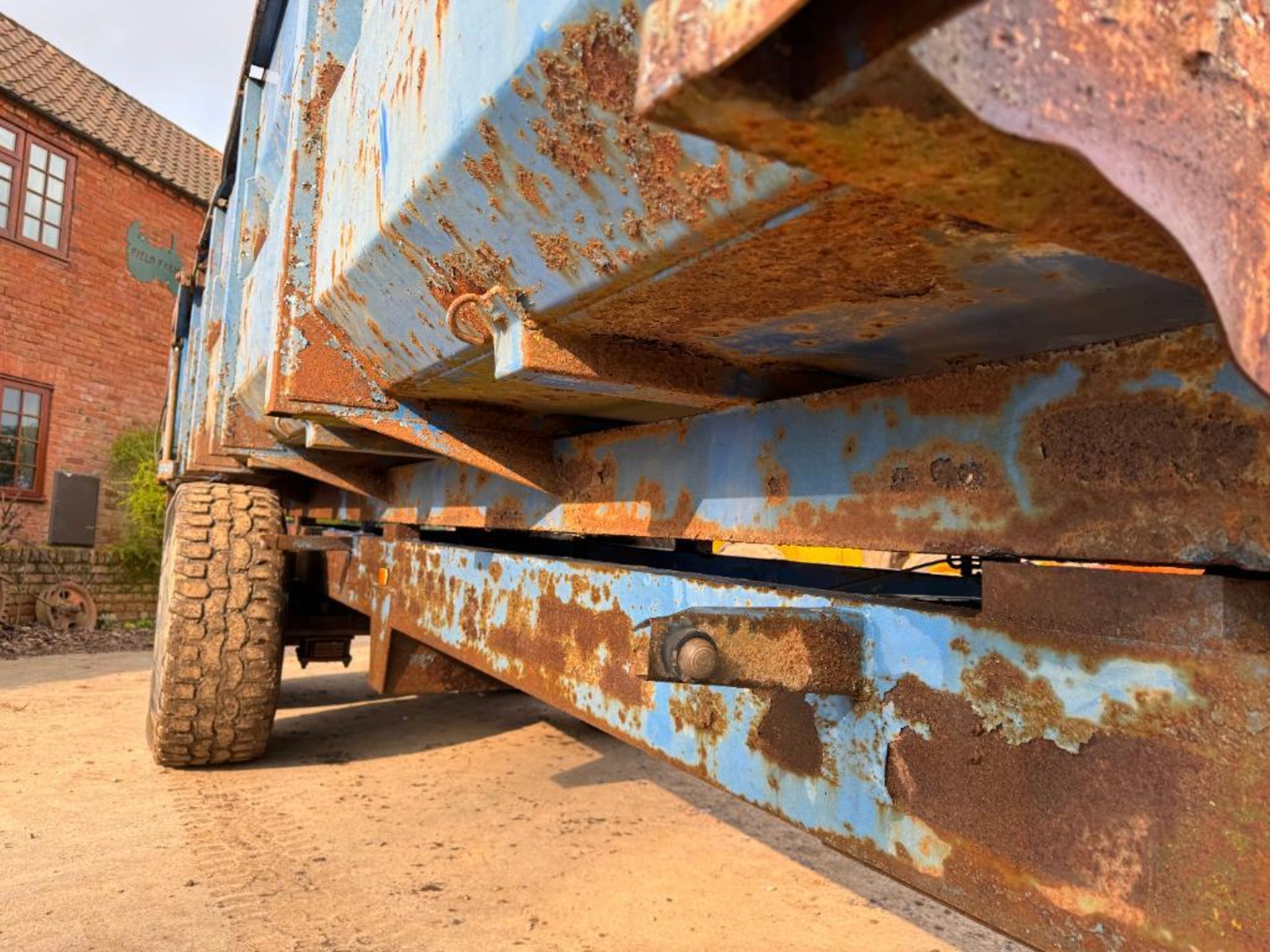 Twin axle 14t root trailer with sprung drawbar, hydraulic tailgate and grain chute on 425/65R22.5 wh - Image 14 of 17