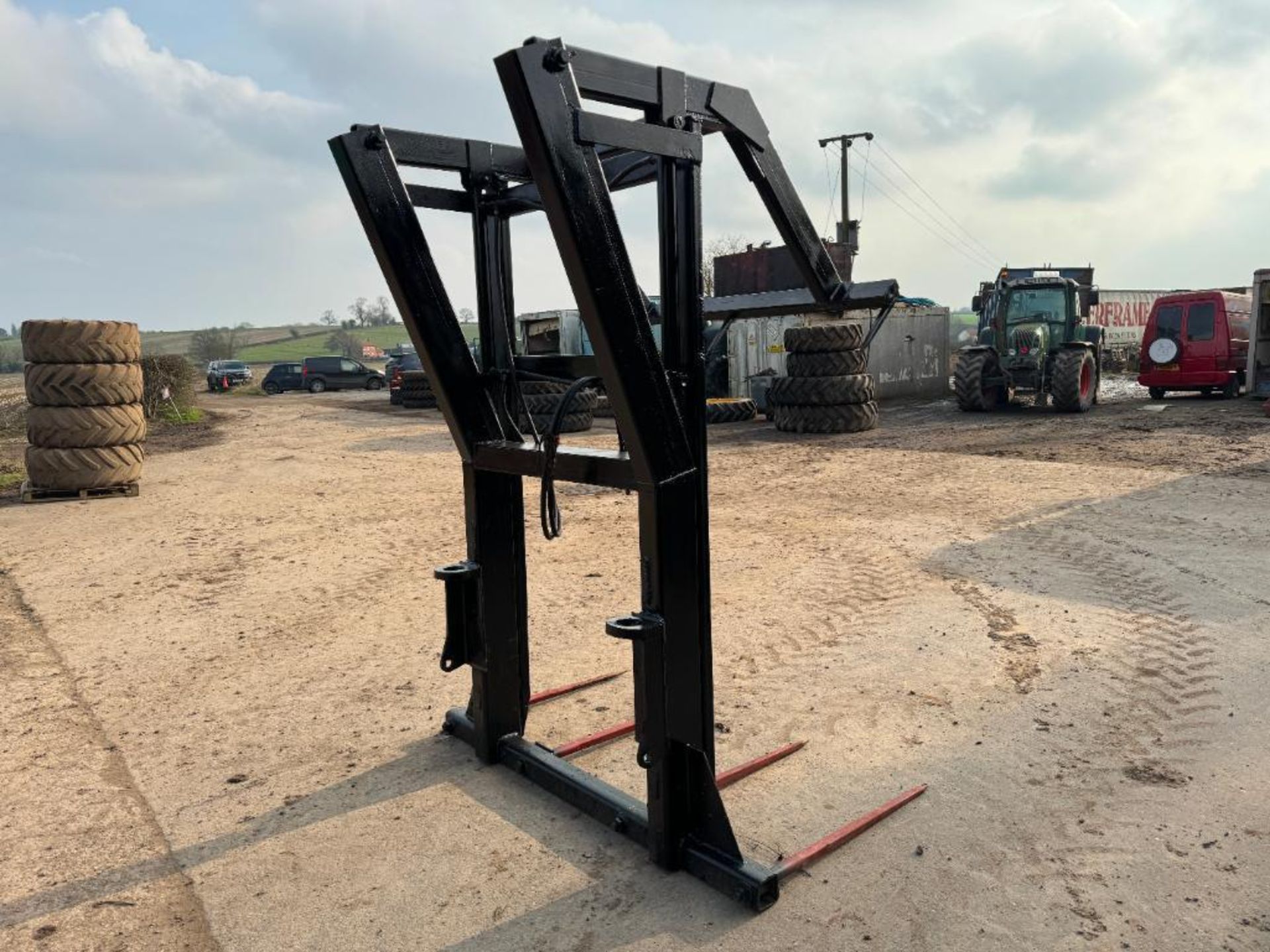 Hydraulic 4 bale grab with pin and cone attachments - Image 6 of 11