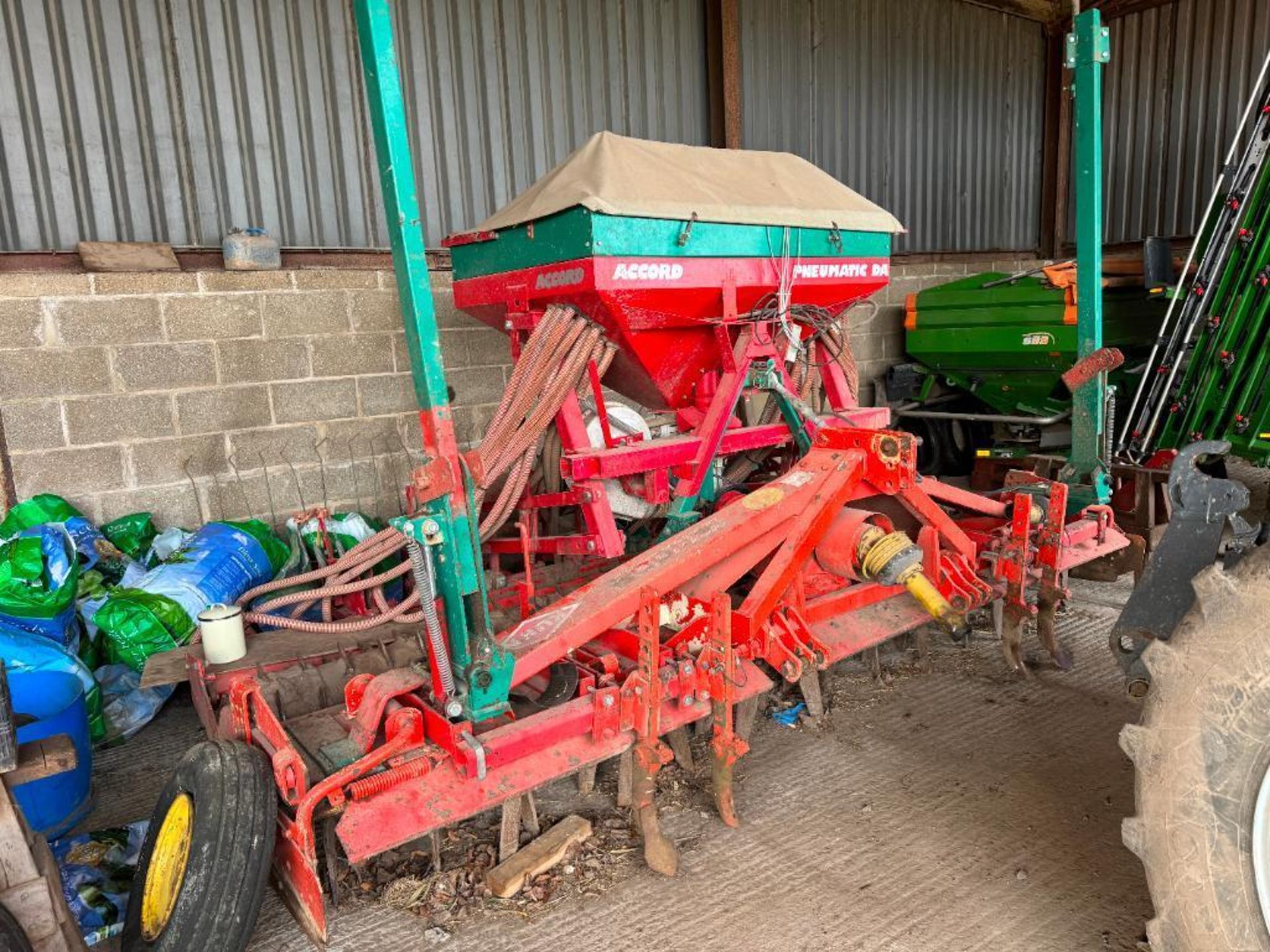 Accord Pneumatic DA 4m combi drill with Kuhn HR4002 power harrow and rear tooth packer with wheel tr - Image 2 of 7