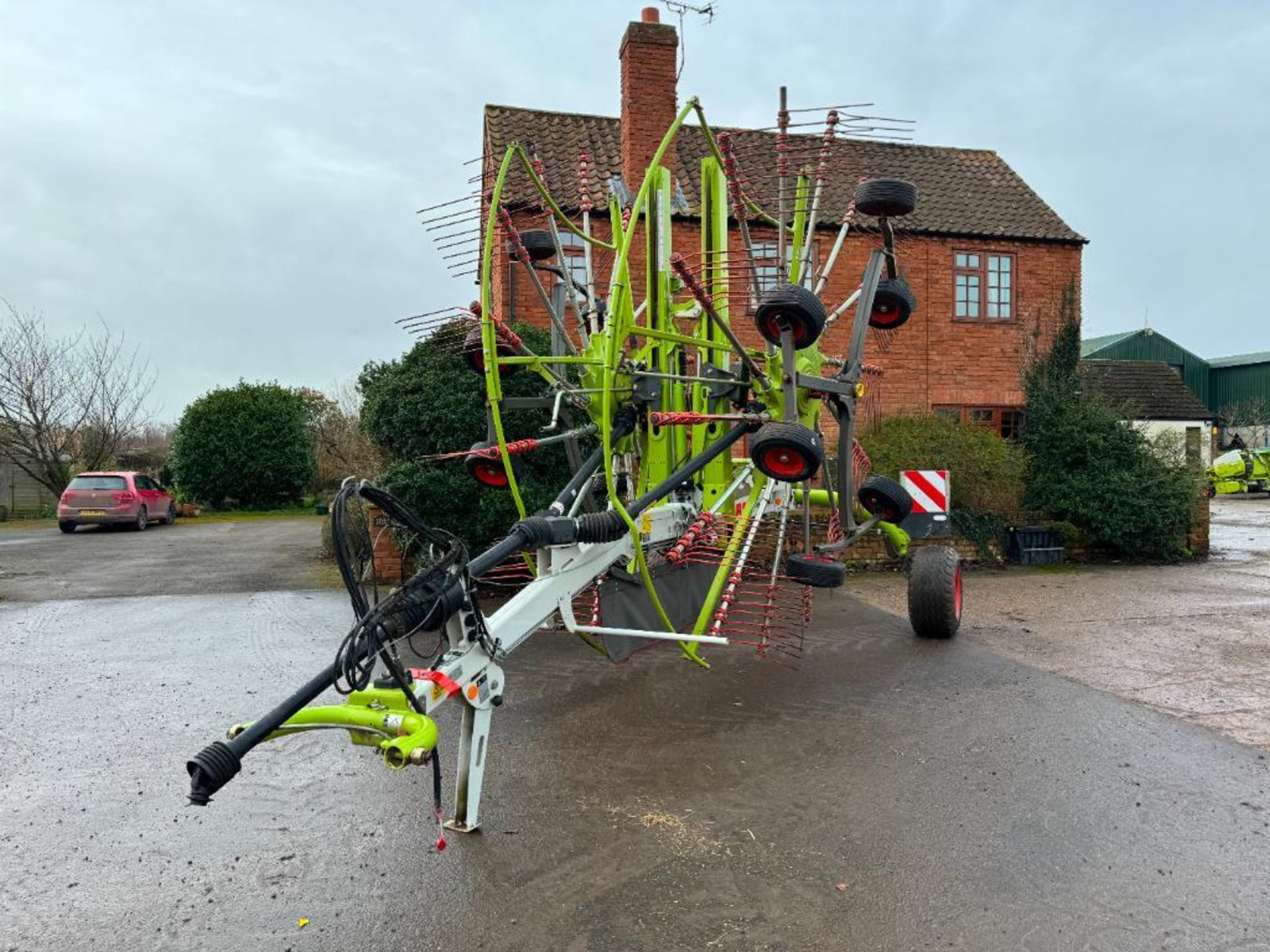 2019 Claas Liner 2900 twin rotor hydraulic folding rake on 15.0/55-17 wheels and tyres. Serial No: W
