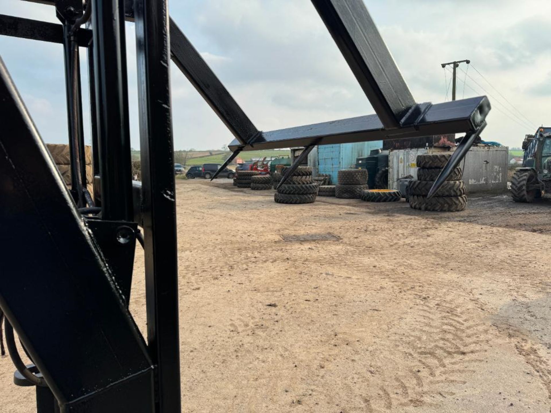 Hydraulic 4 bale grab with pin and cone attachments - Image 7 of 11