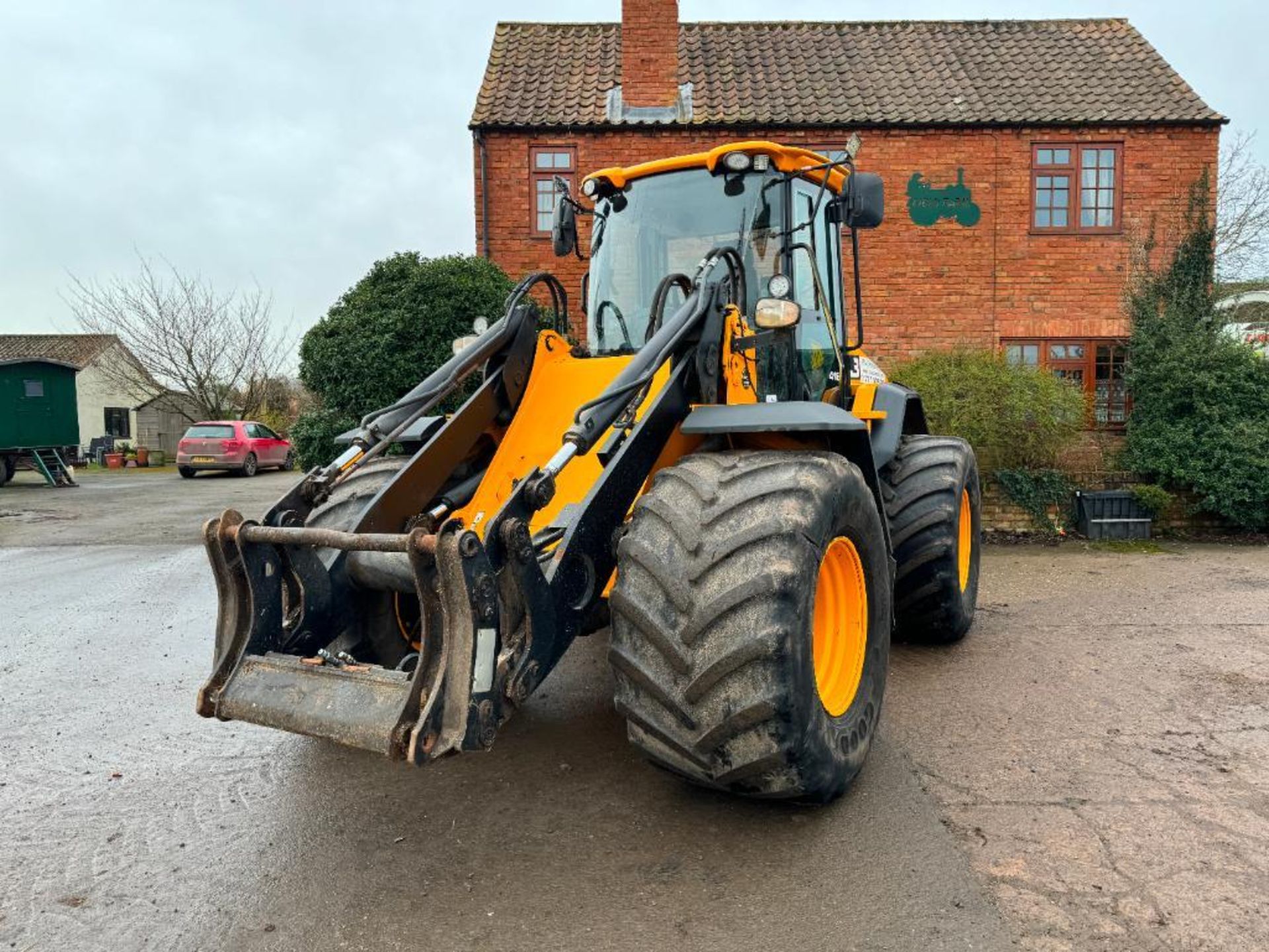 2014 JCB 418S T4i IIIB loading shovel with Volvo headstock on Goodyear 750/55R26 wheels and tyres. R