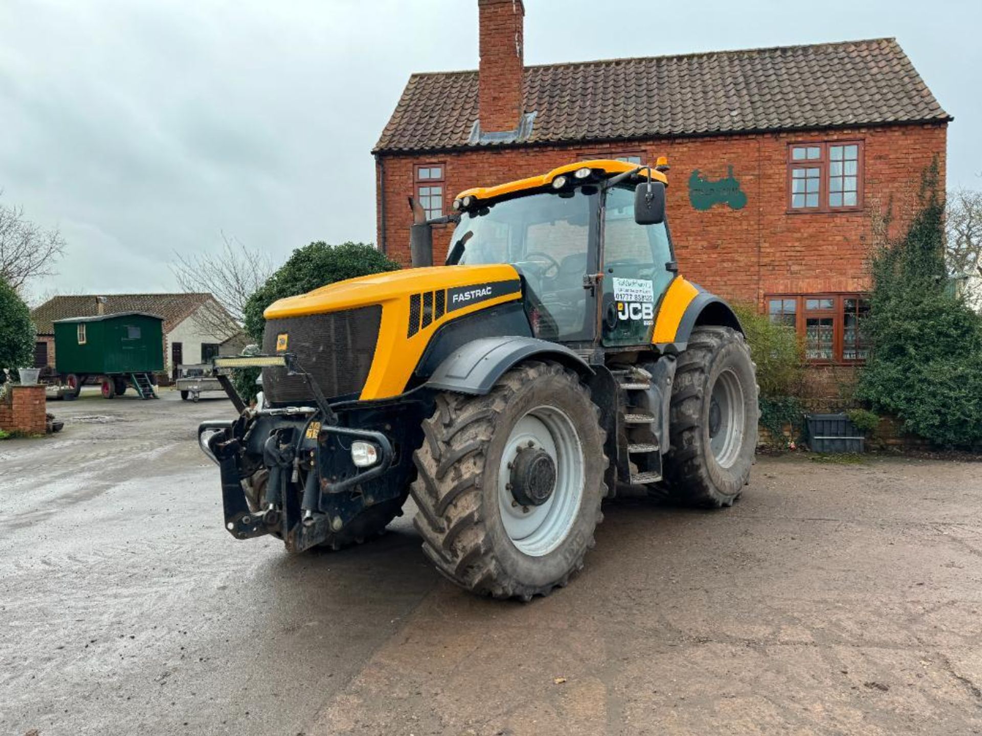 2010 JCB Fastrac 8250 Vario 4wd 65kph tractor with 4 electric spools, air brakes and front linkage o - Image 14 of 28