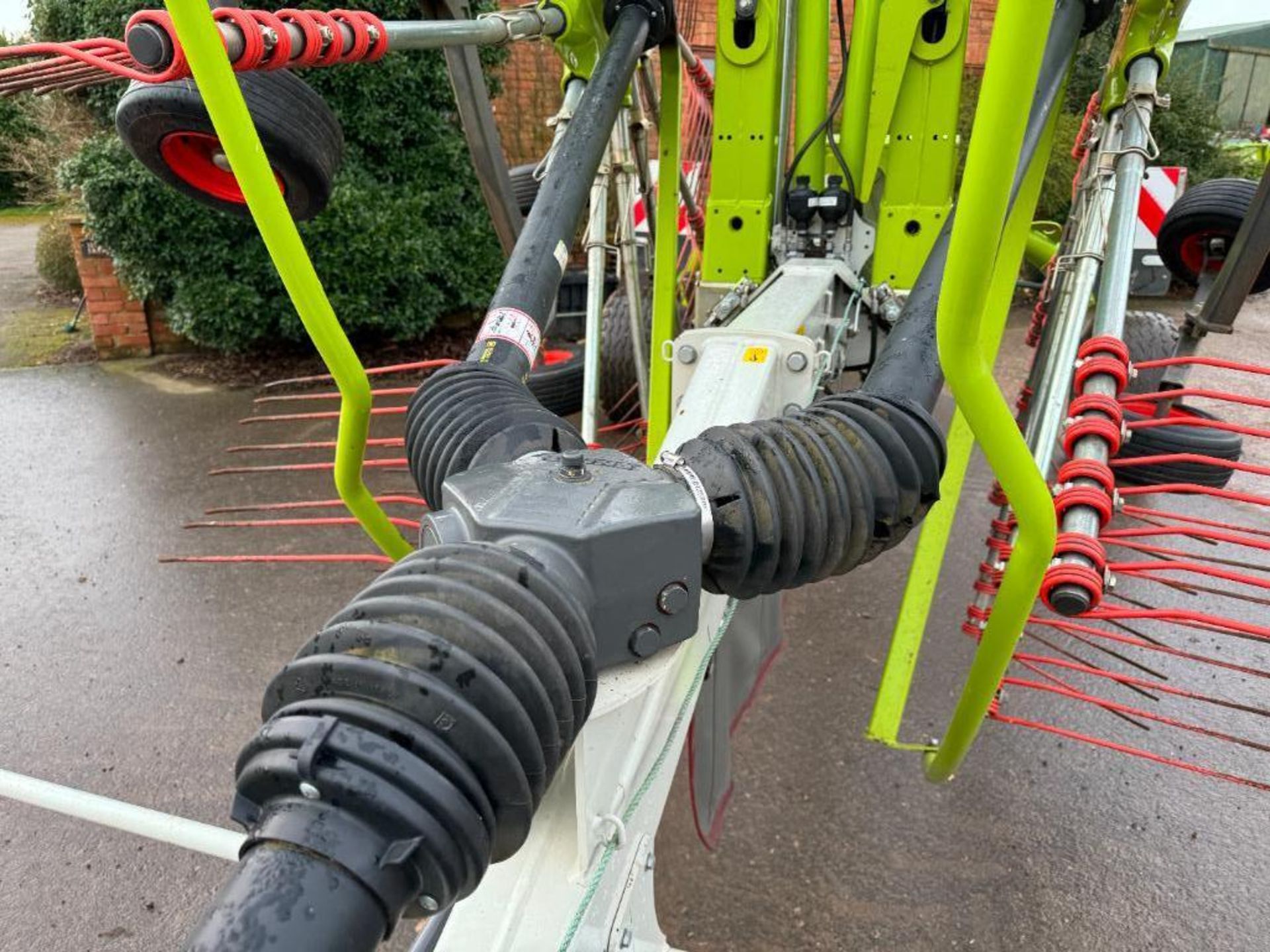 2019 Claas Liner 2900 twin rotor hydraulic folding rake on 15.0/55-17 wheels and tyres. Serial No: W - Image 13 of 14