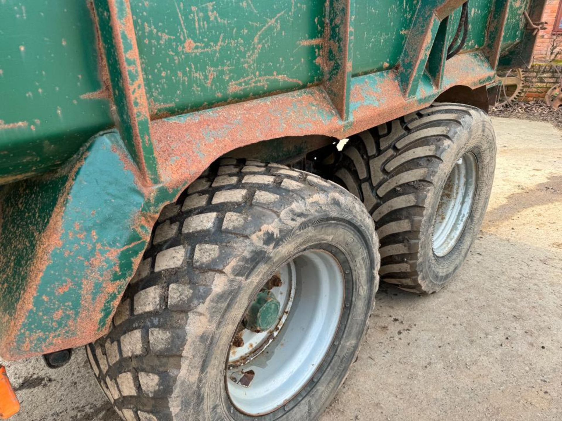 Twin axle 16t grain tailer with sprung drawbar, air brakes, hydraulic tailgate, grain chute and sila - Image 6 of 13