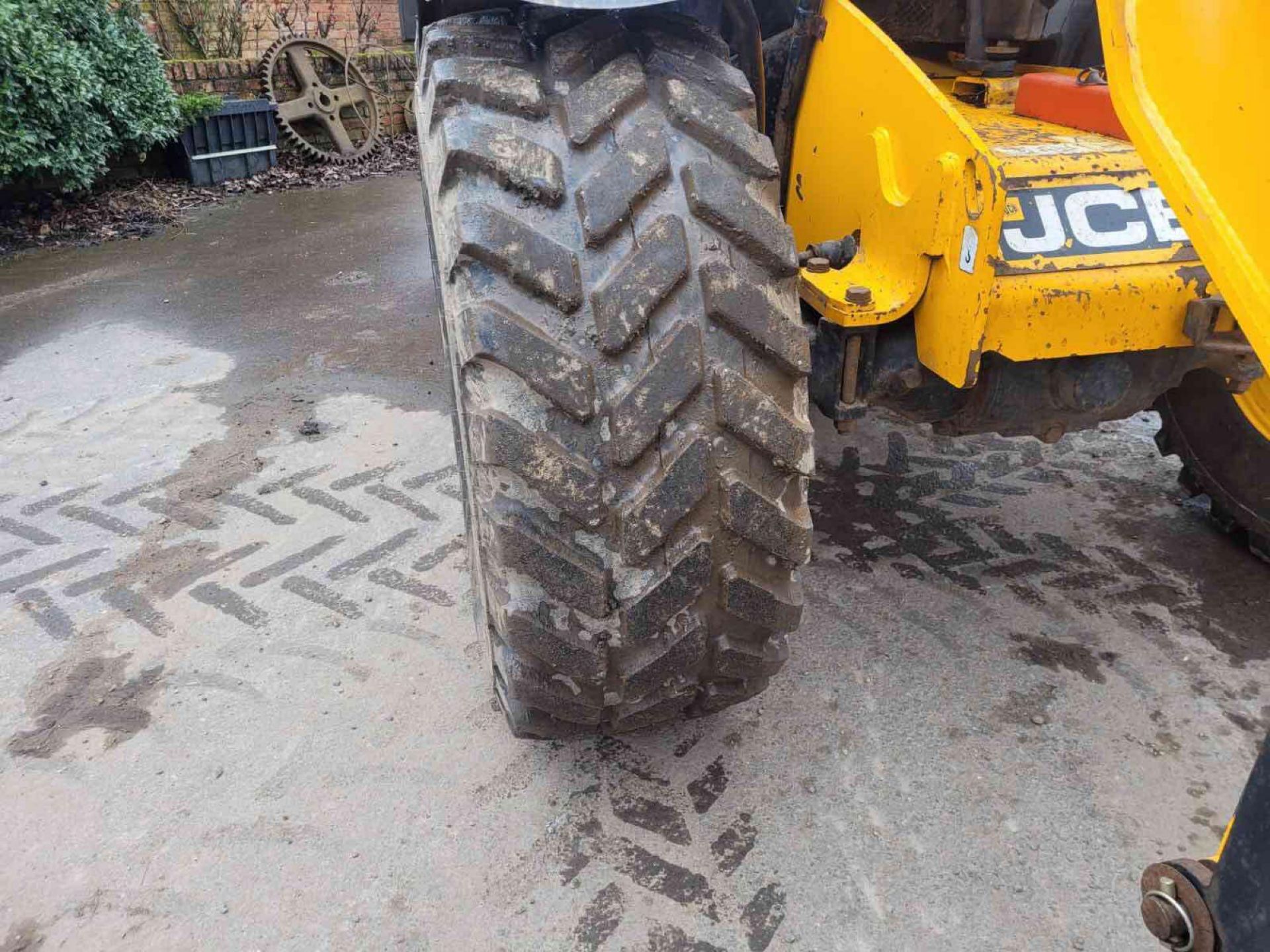 2010 JCB 531-70 Agri-Super Loadall with pin and cone headstock, pallet tines, PUH on 460/70R24 wheel - Image 7 of 13