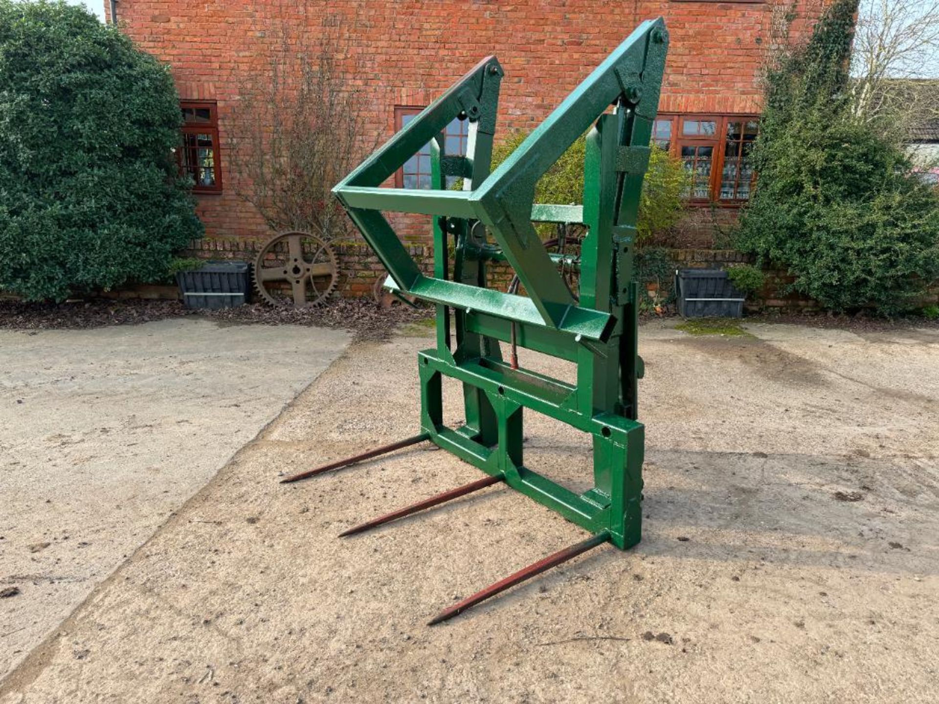 Hydraulic 4 bale grab with Volvo loading shovel attachments