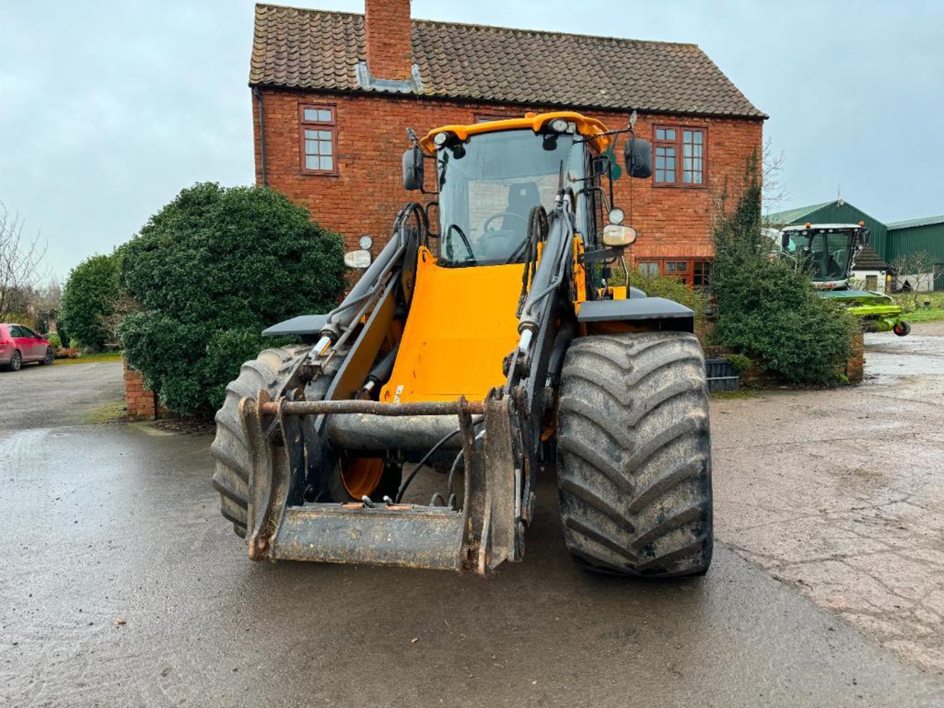 2014 JCB 418S T4i IIIB loading shovel with Volvo headstock on Goodyear 750/55R26 wheels and tyres. R - Image 2 of 20
